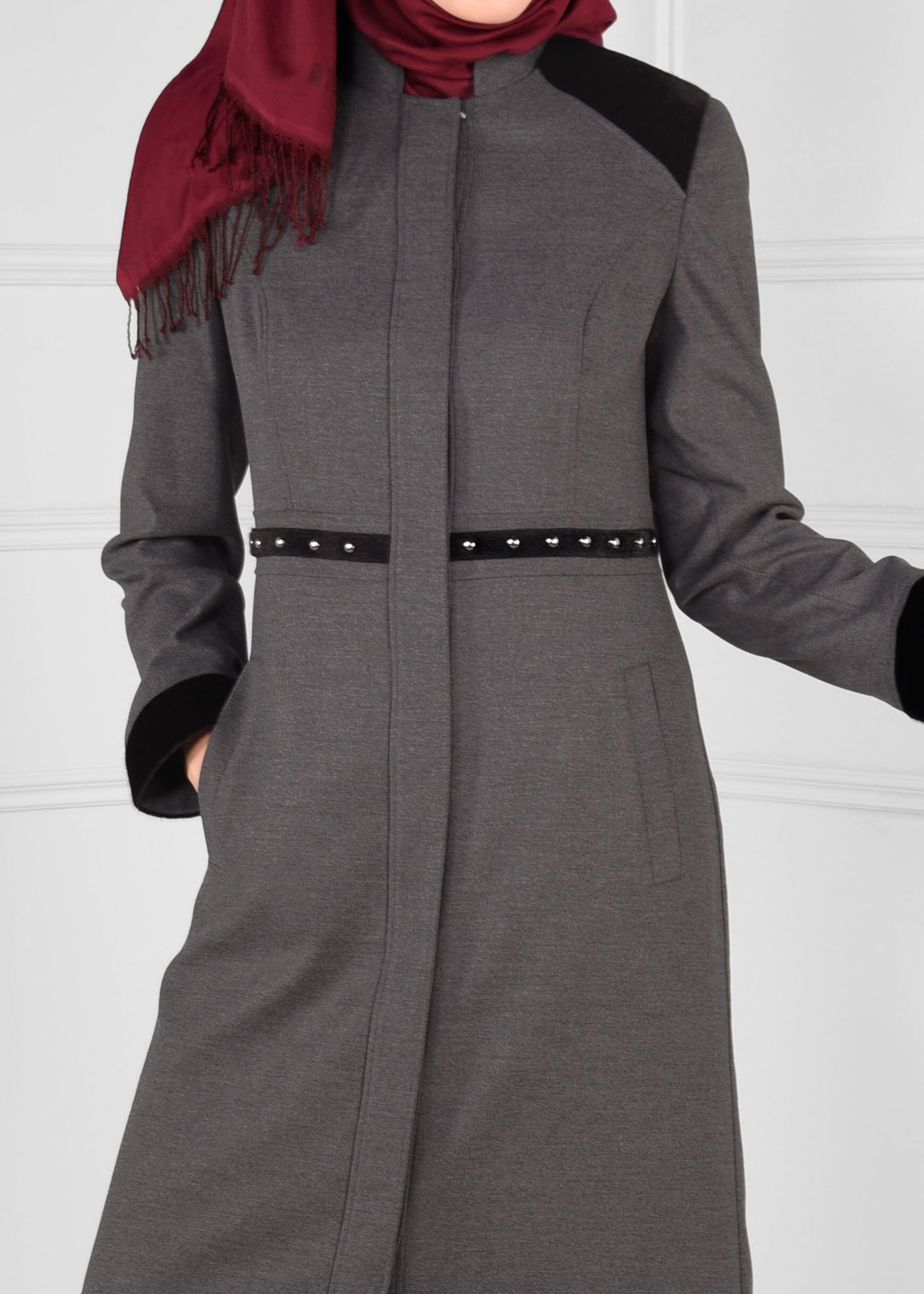 Tesettür giyim GRİ CEPLİ BONCUK İŞLEMELİ KÜRK DETAYLI MANTO 9680