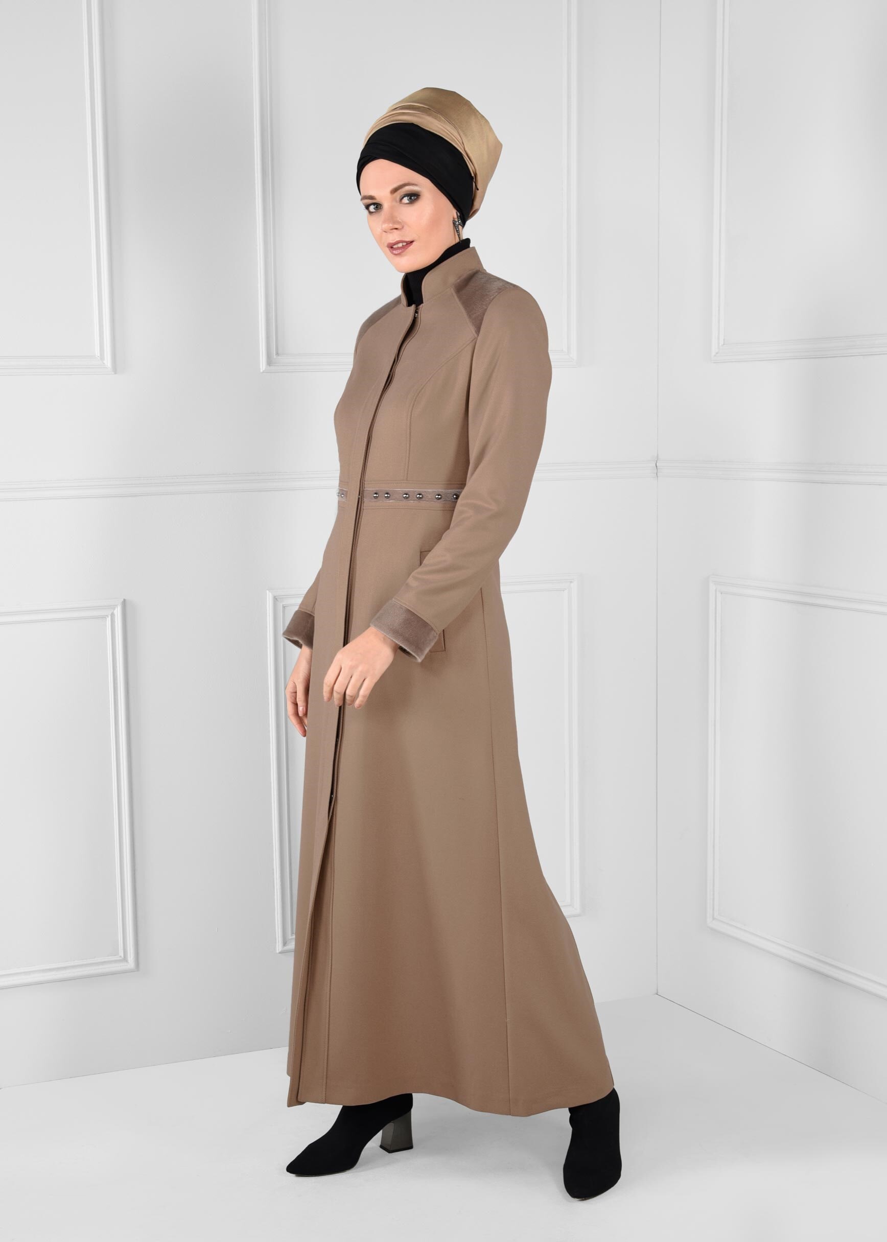 Tesettür giyim KAHVE CEPLİ BONCUK İŞLEMELİ KÜRK DETAYLI MANTO 9680