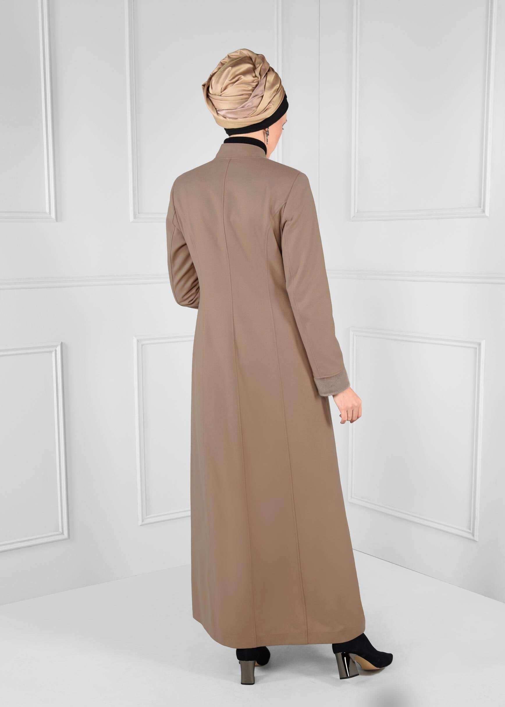 Tesettür giyim KAHVE CEPLİ BONCUK İŞLEMELİ KÜRK DETAYLI MANTO 9680