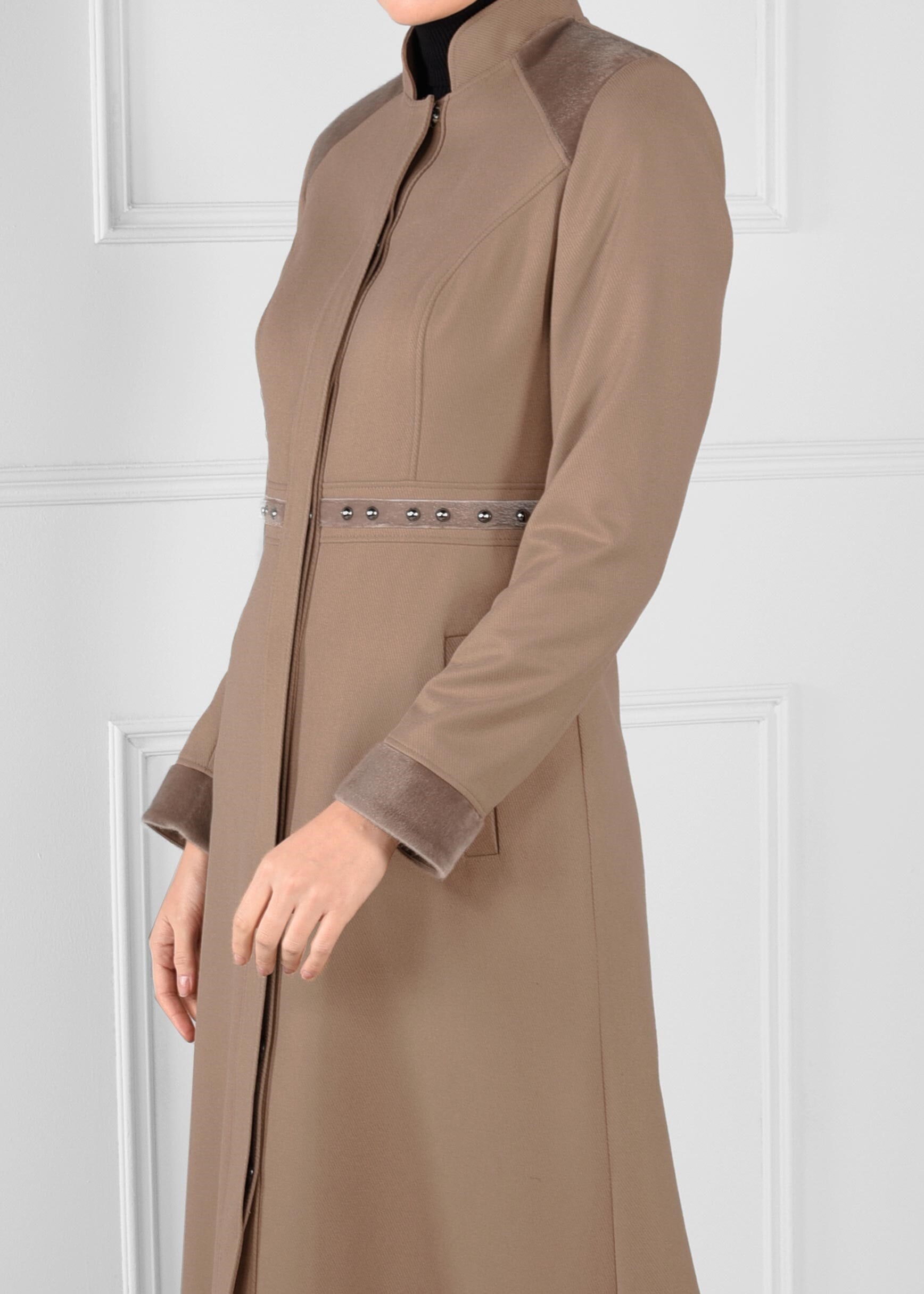 Tesettür giyim KAHVE CEPLİ BONCUK İŞLEMELİ KÜRK DETAYLI MANTO 9680