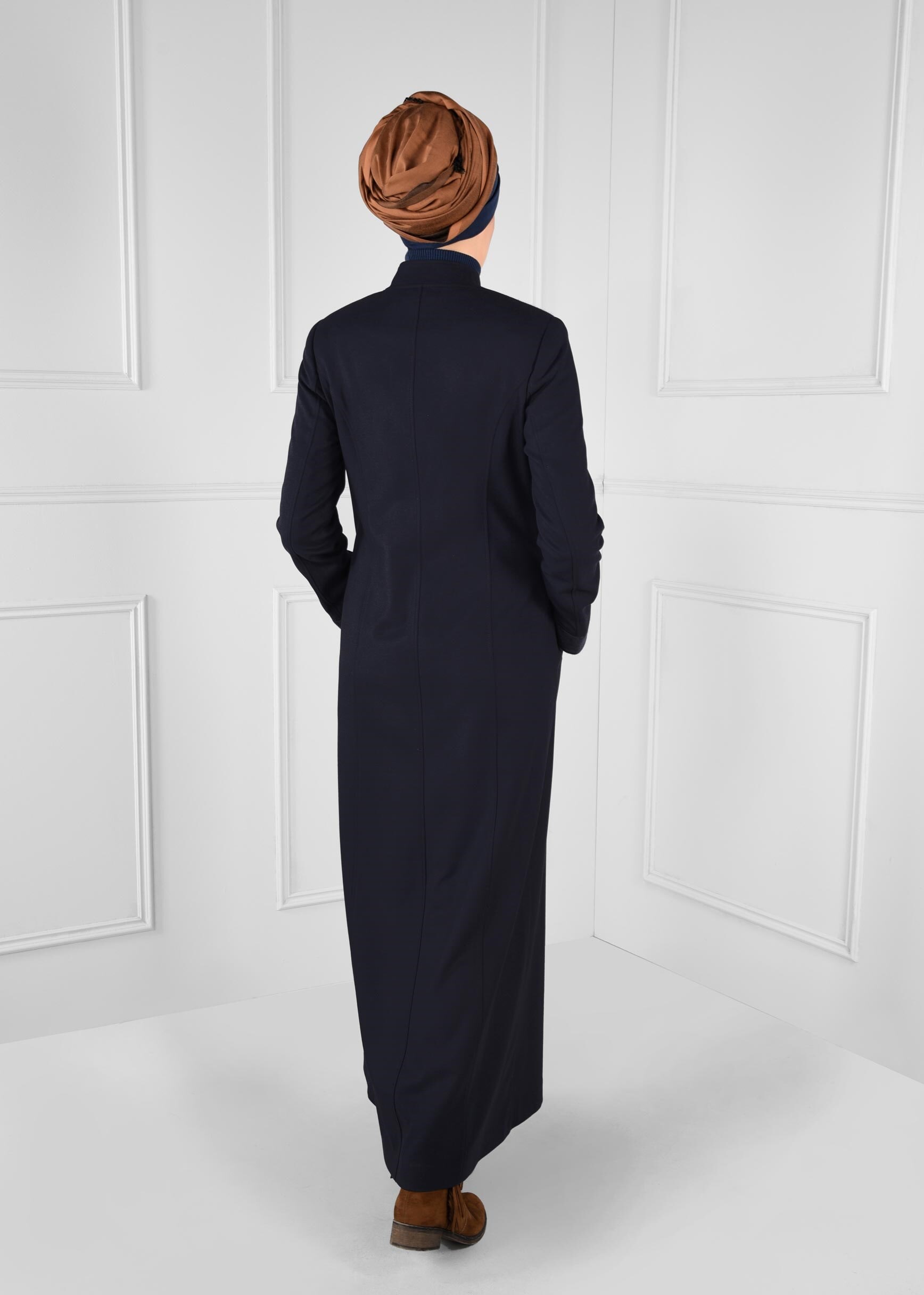 Tesettür giyim LACİVERT CEPLİ BONCUK İŞLEMELİ KÜRK DETAYLI MANTO 9680