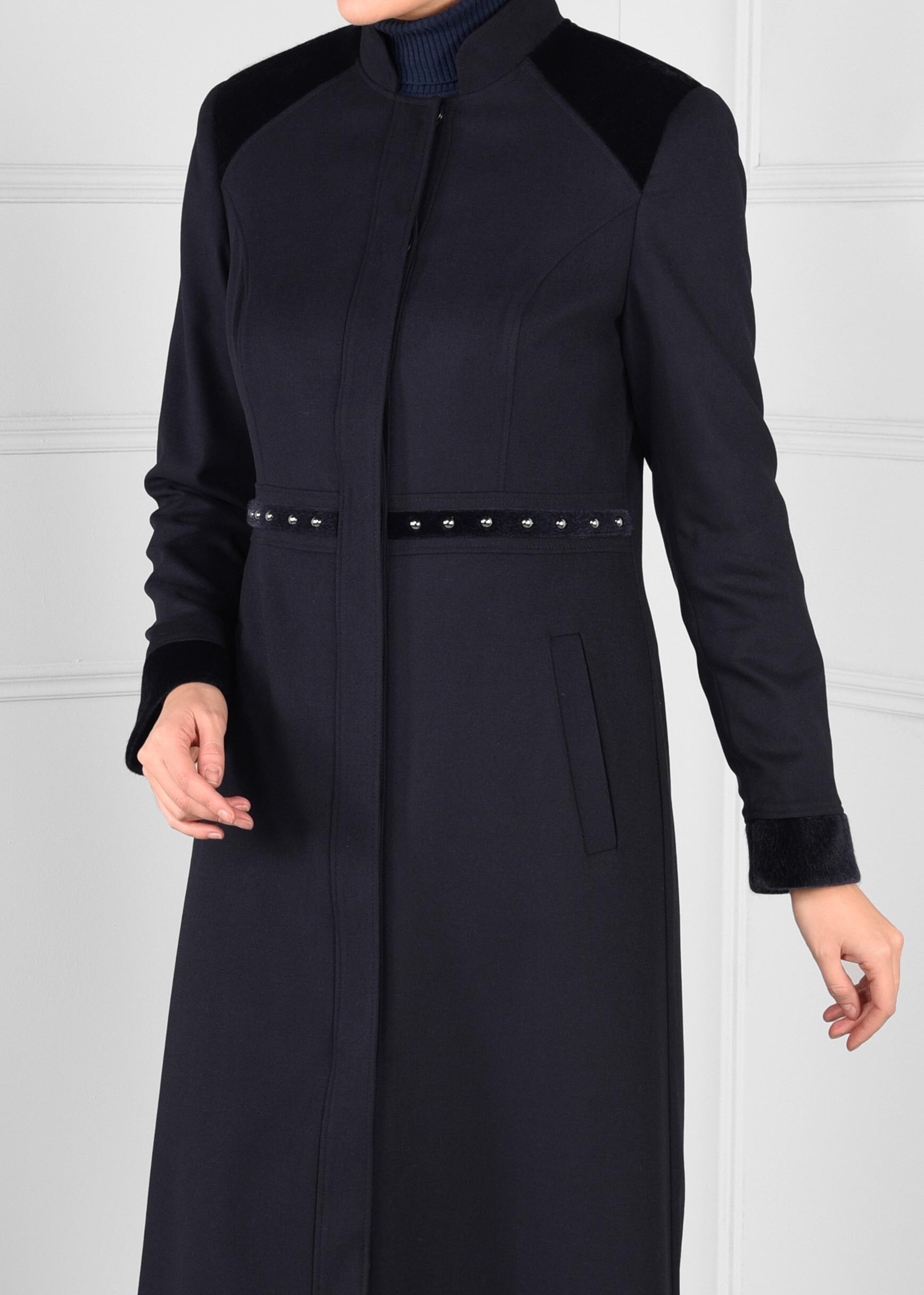 Tesettür giyim LACİVERT CEPLİ BONCUK İŞLEMELİ KÜRK DETAYLI MANTO 9680