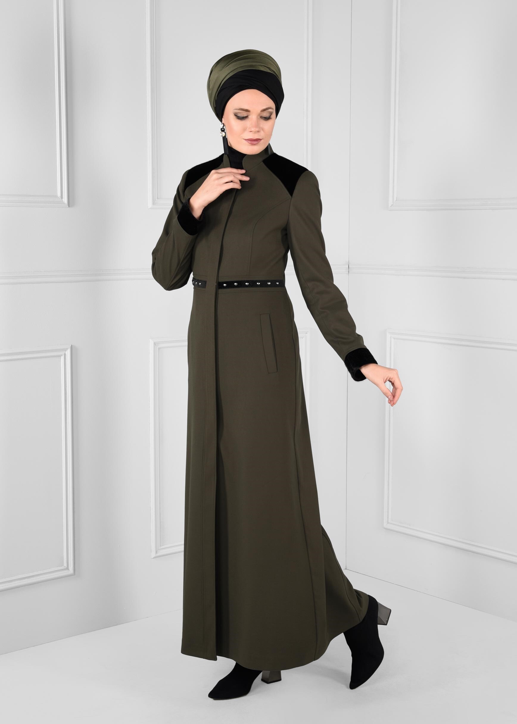 Tesettür giyim HAKİ CEPLİ BONCUK İŞLEMELİ KÜRK DETAYLI MANTO 9680