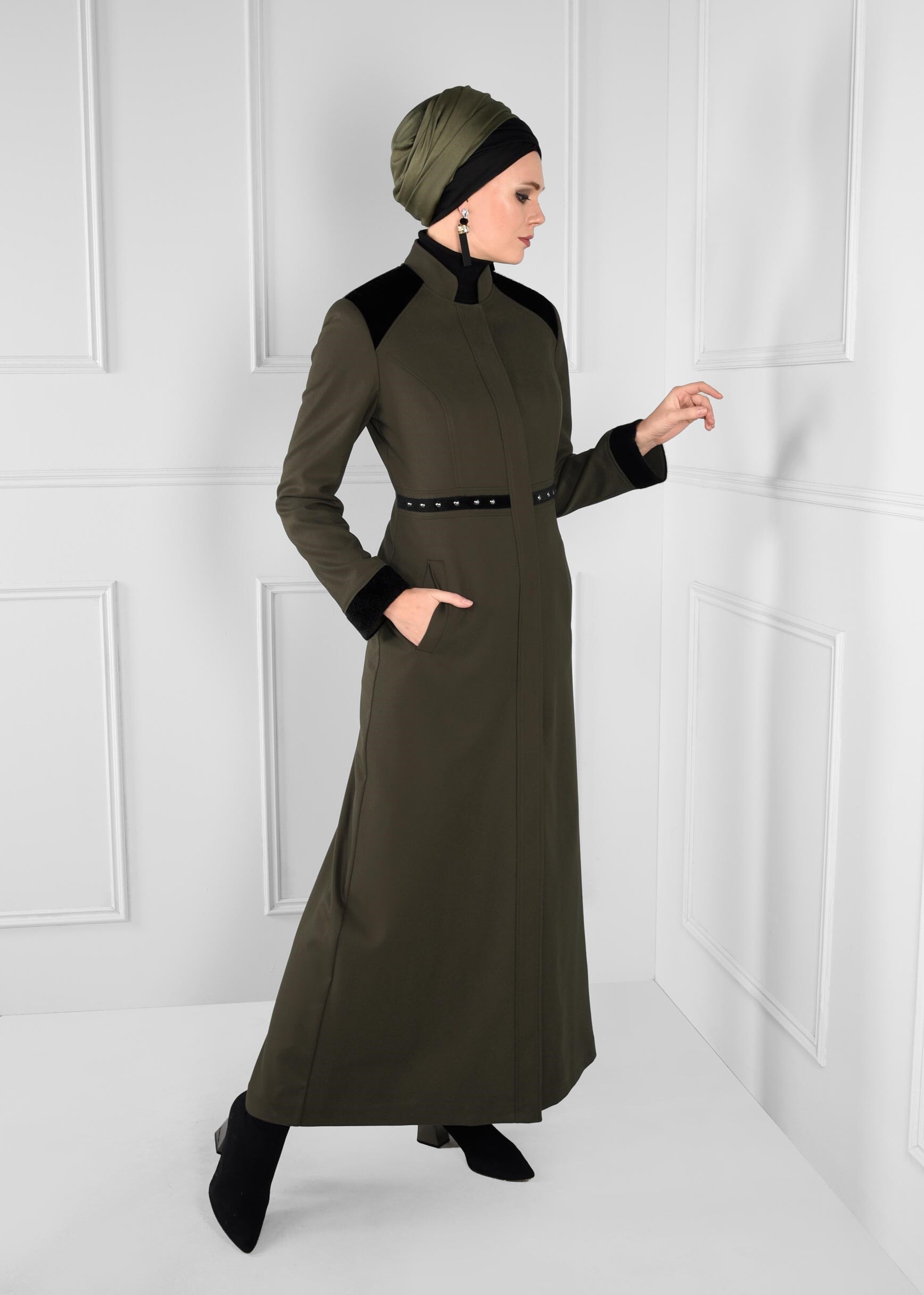 Tesettür giyim HAKİ CEPLİ BONCUK İŞLEMELİ KÜRK DETAYLI MANTO 9680