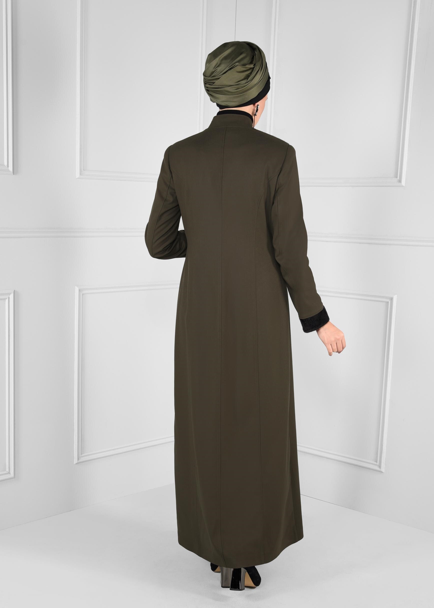 Tesettür giyim HAKİ CEPLİ BONCUK İŞLEMELİ KÜRK DETAYLI MANTO 9680