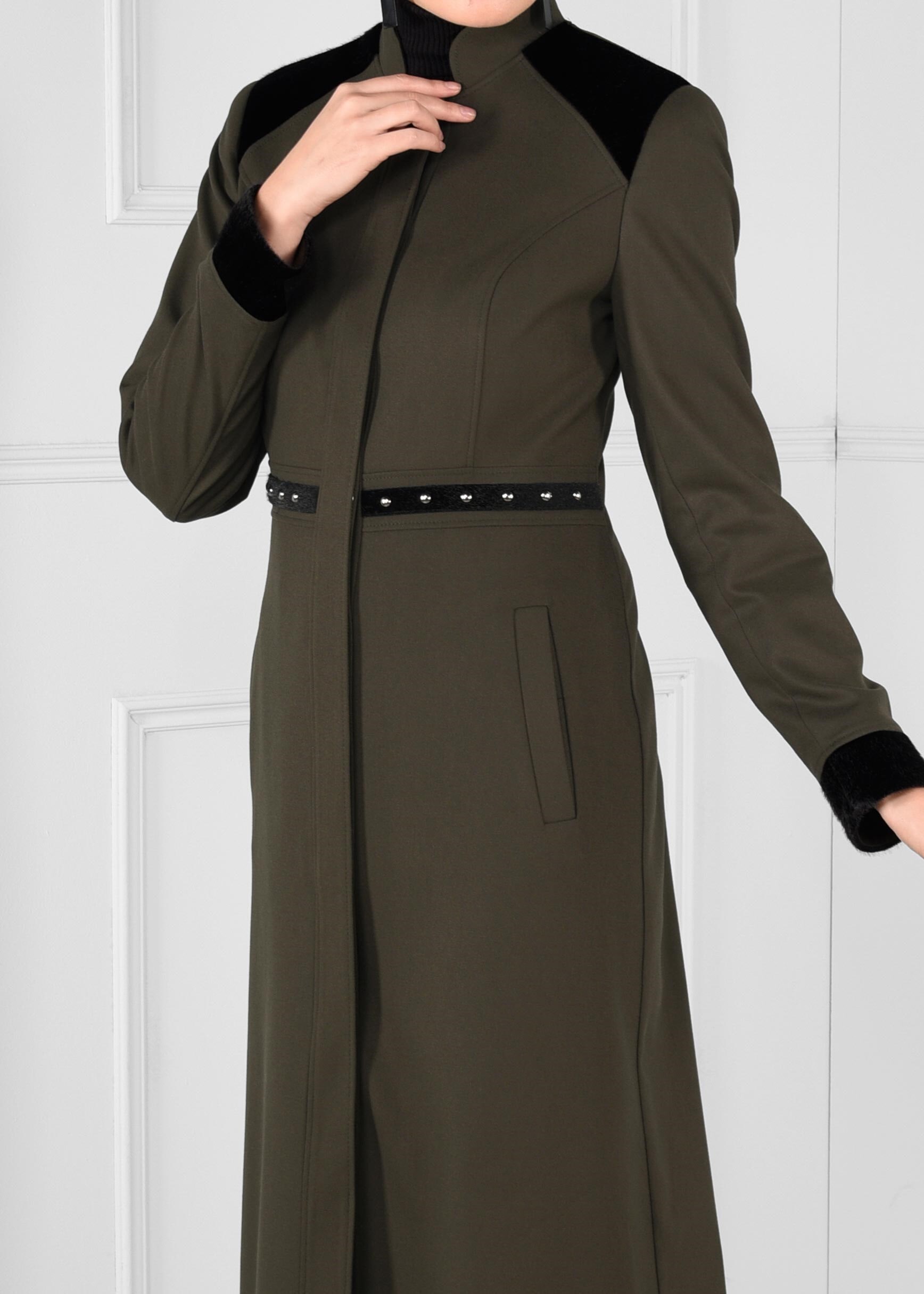 Tesettür giyim HAKİ CEPLİ BONCUK İŞLEMELİ KÜRK DETAYLI MANTO 9680