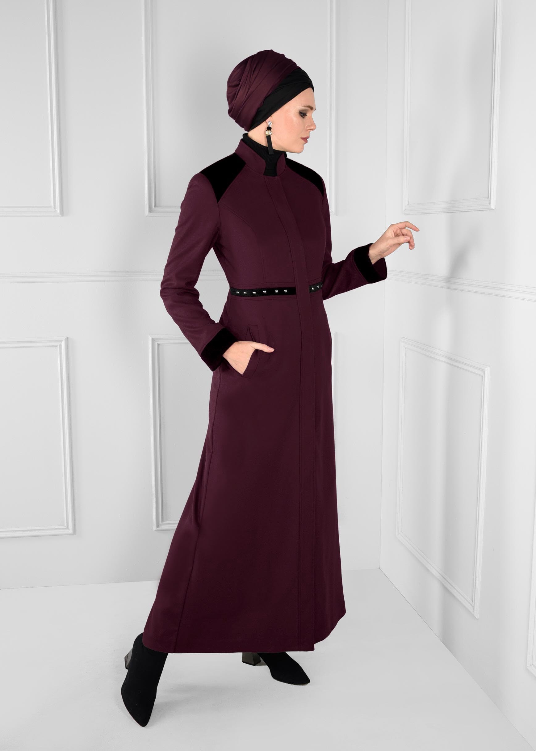 Tesettür giyim MÜRDÜM CEPLİ BONCUK İŞLEMELİ KÜRK DETAYLI MANTO 9680