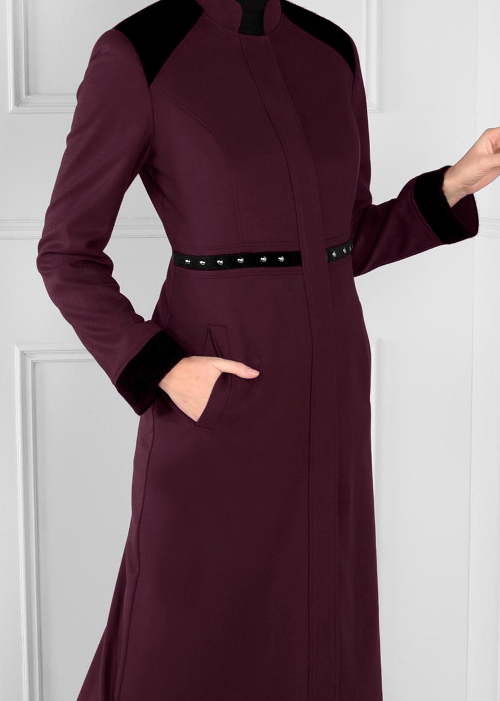 Tesettür giyim MÜRDÜM CEPLİ BONCUK İŞLEMELİ KÜRK DETAYLI MANTO 9680