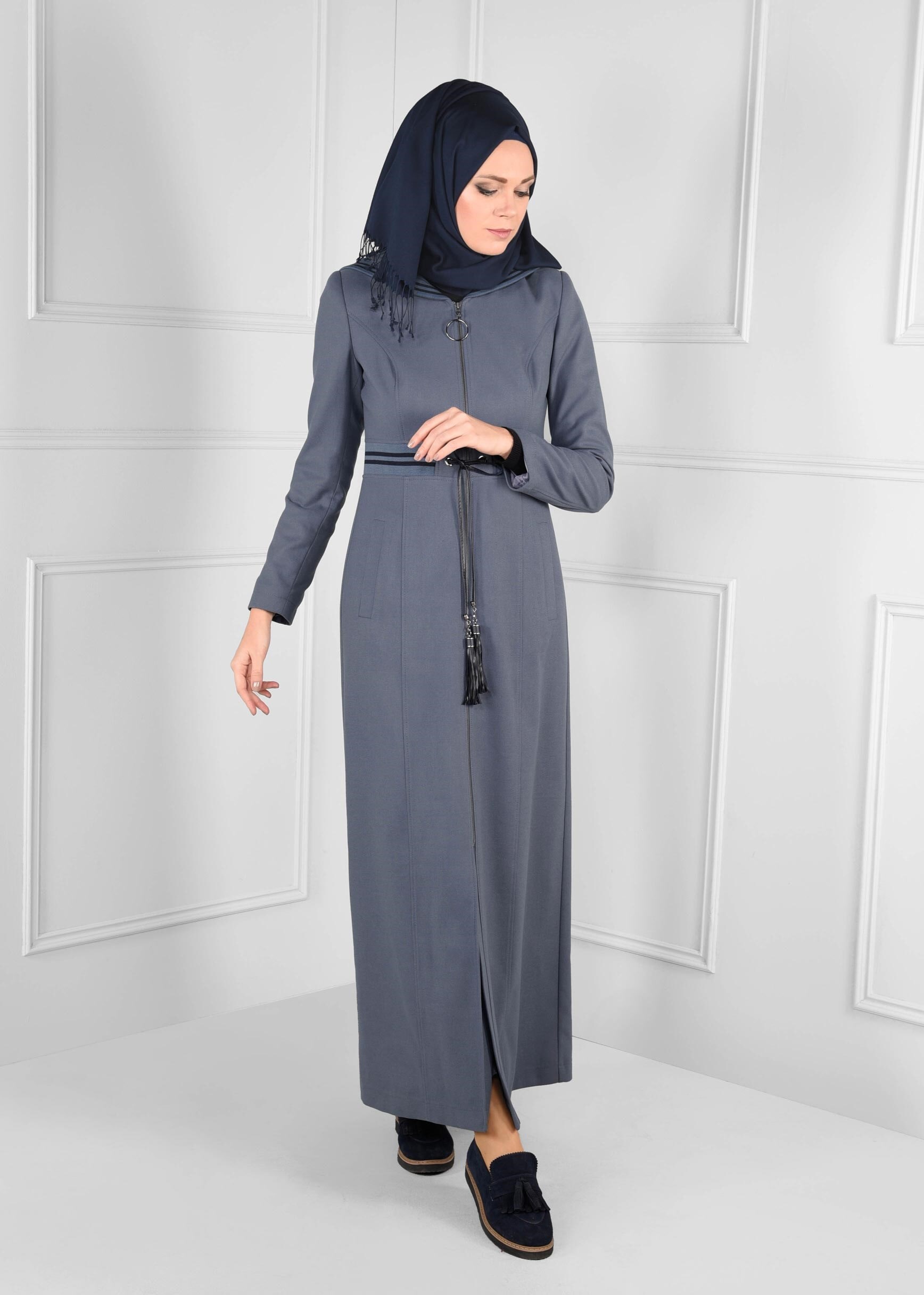 Tesettür giyim MAVİ BELDEN BAĞCIKLI KAPÜŞONLU MANTO 9681