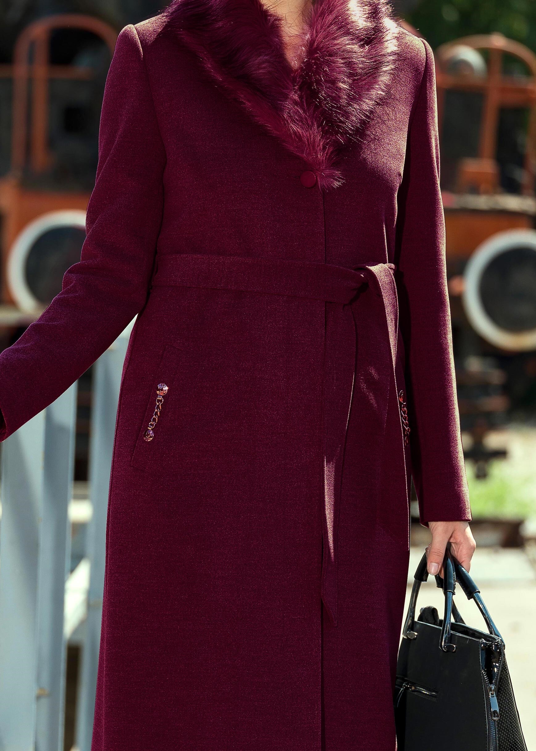 Tesettür giyim MÜRDÜM YAKASI KÜRKLÜ GİZLİ DÜĞMELİ MANTO 9685