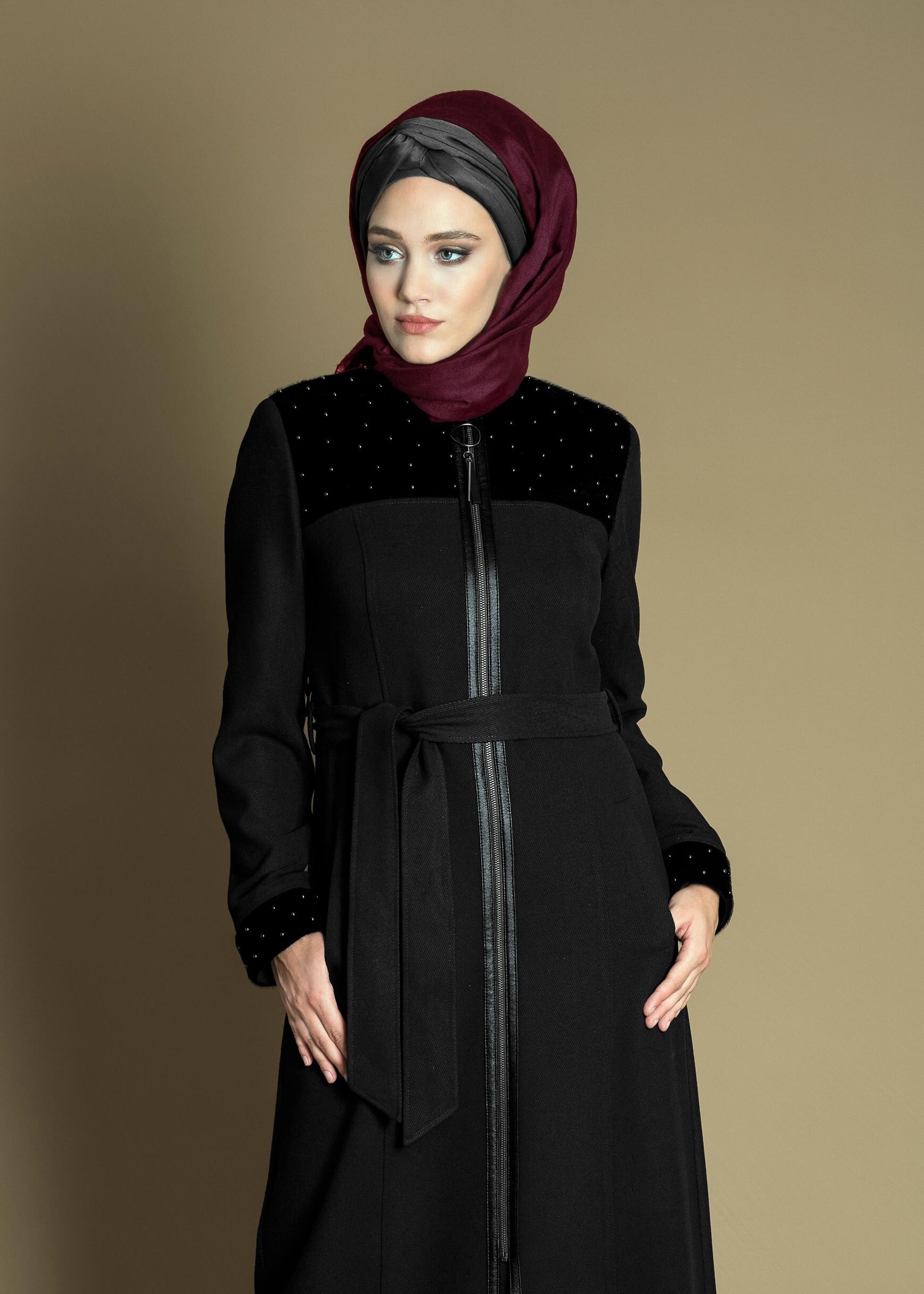 Tesettür giyim SİYAH KÜRKLÜ BONCUK İŞLEMELİ KUŞAKLI MANTO 9715