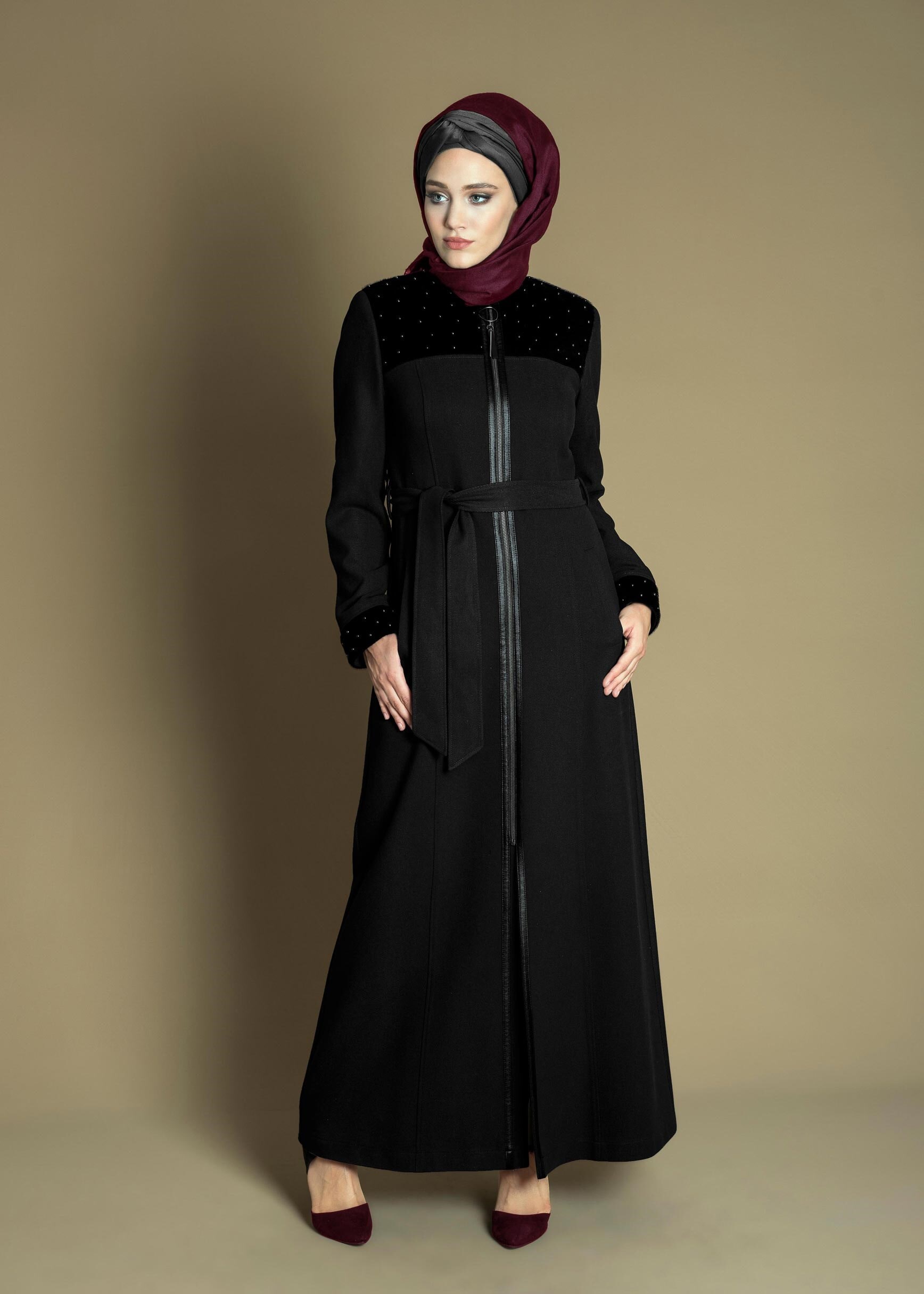 Tesettür giyim SİYAH KÜRKLÜ BONCUK İŞLEMELİ KUŞAKLI MANTO 9715