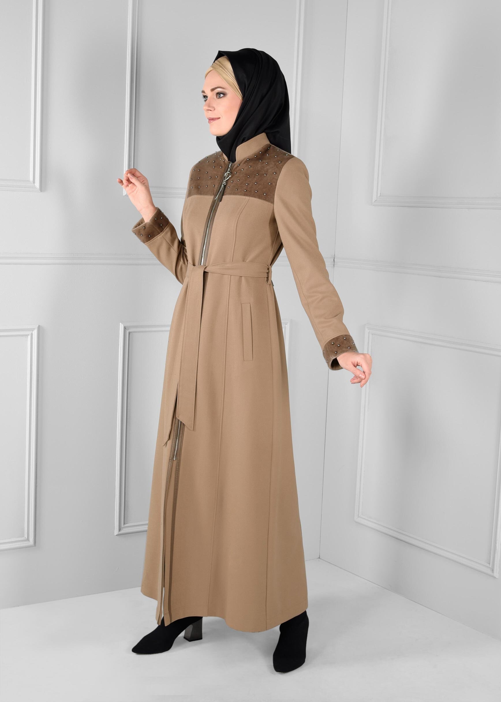 Tesettür giyim BEJ KÜRKLÜ BONCUK İŞLEMELİ KUŞAKLI MANTO 9715