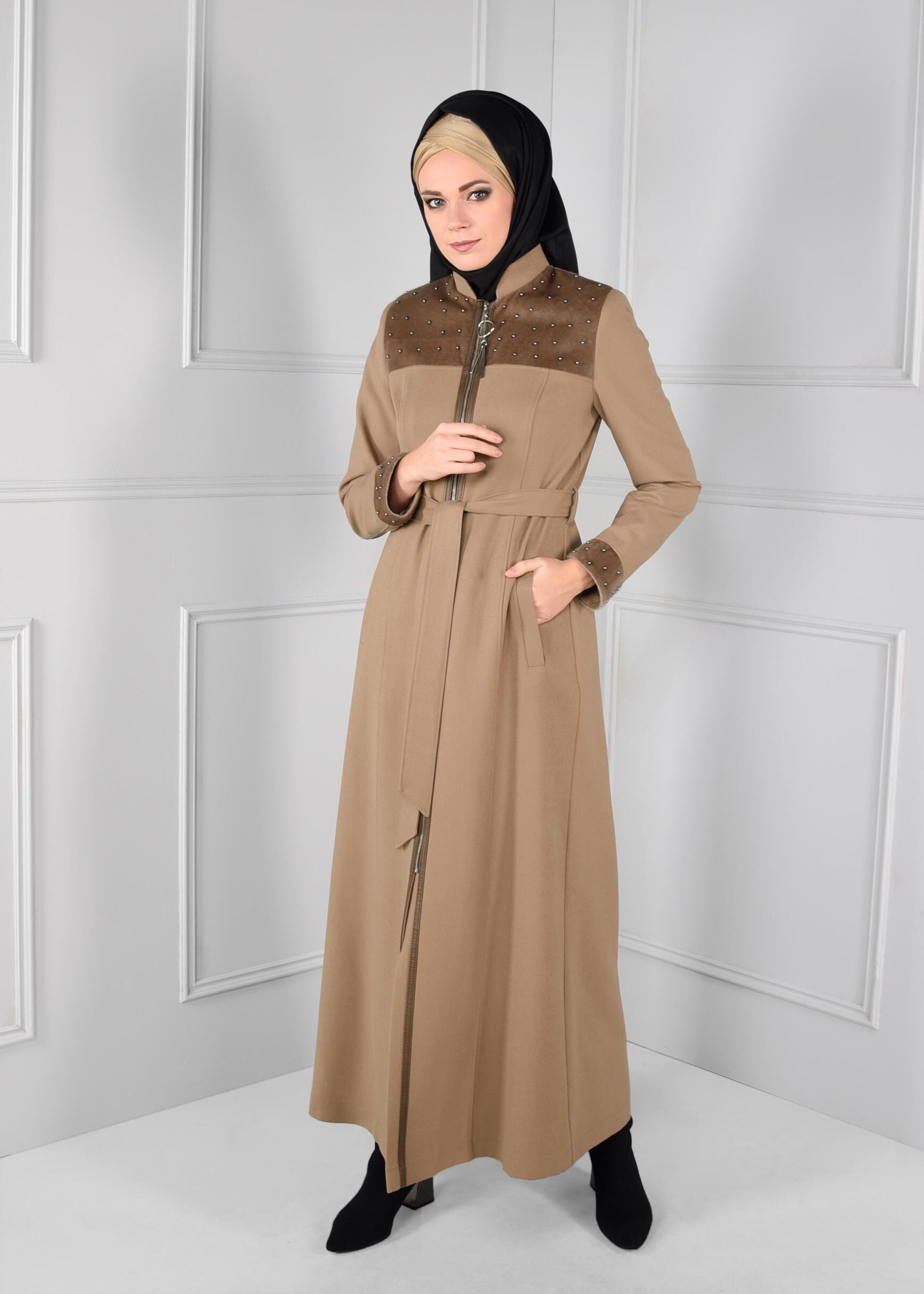 Tesettür giyim BEJ KÜRKLÜ BONCUK İŞLEMELİ KUŞAKLI MANTO 9715