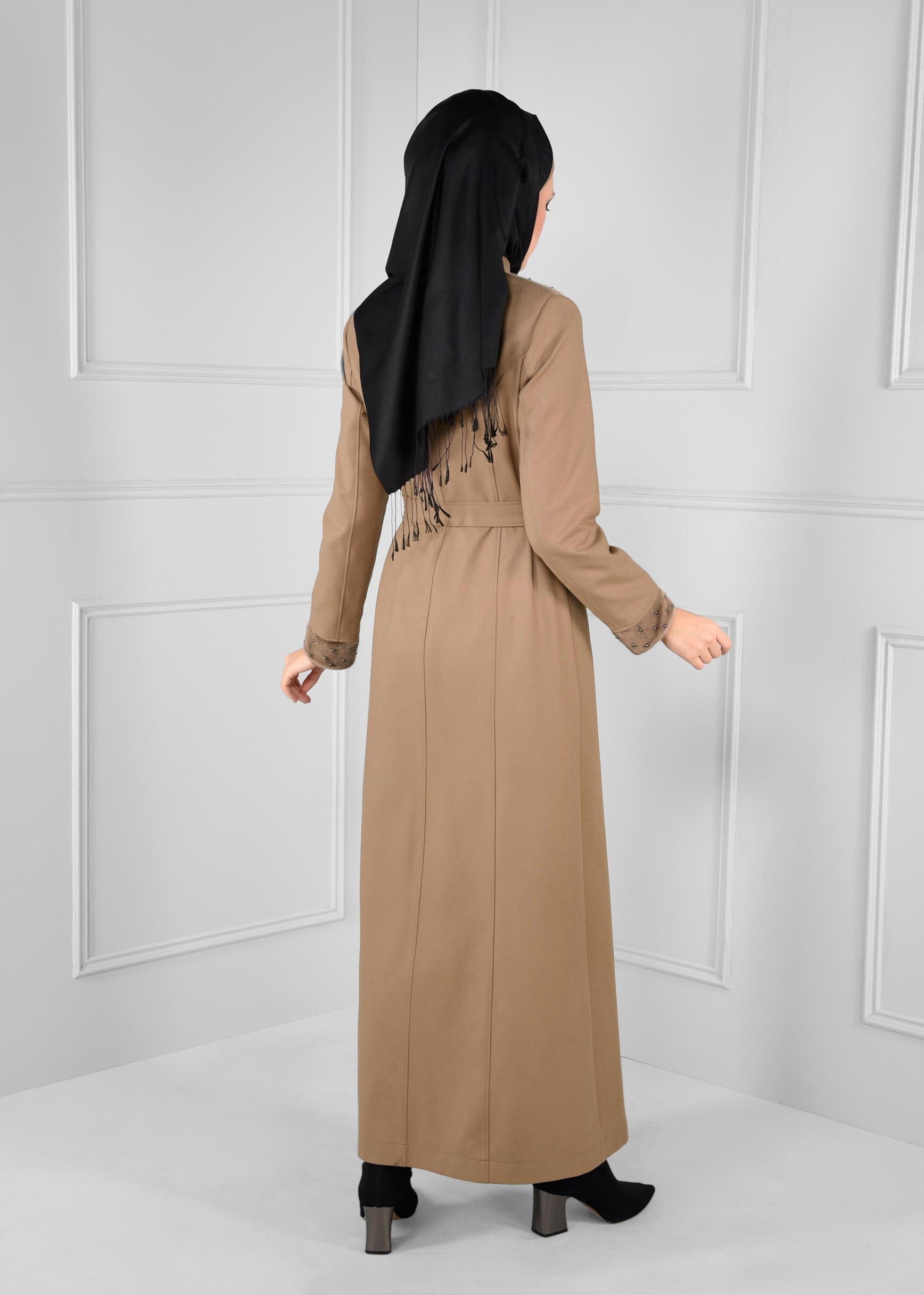 Tesettür giyim BEJ KÜRKLÜ BONCUK İŞLEMELİ KUŞAKLI MANTO 9715