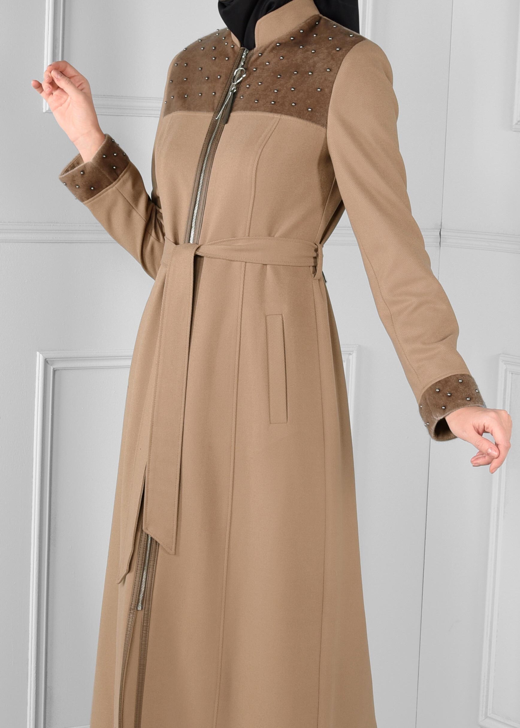 Tesettür giyim BEJ KÜRKLÜ BONCUK İŞLEMELİ KUŞAKLI MANTO 9715