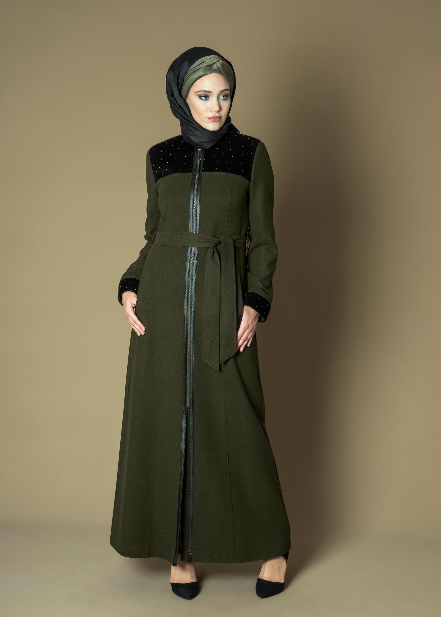 Tesettür giyim HAKİ KÜRKLÜ BONCUK İŞLEMELİ KUŞAKLI MANTO 9715