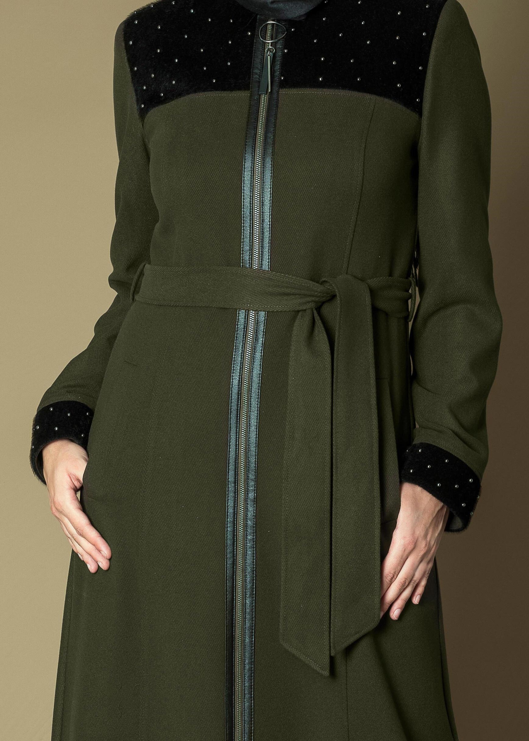 Tesettür giyim HAKİ KÜRKLÜ BONCUK İŞLEMELİ KUŞAKLI MANTO 9715