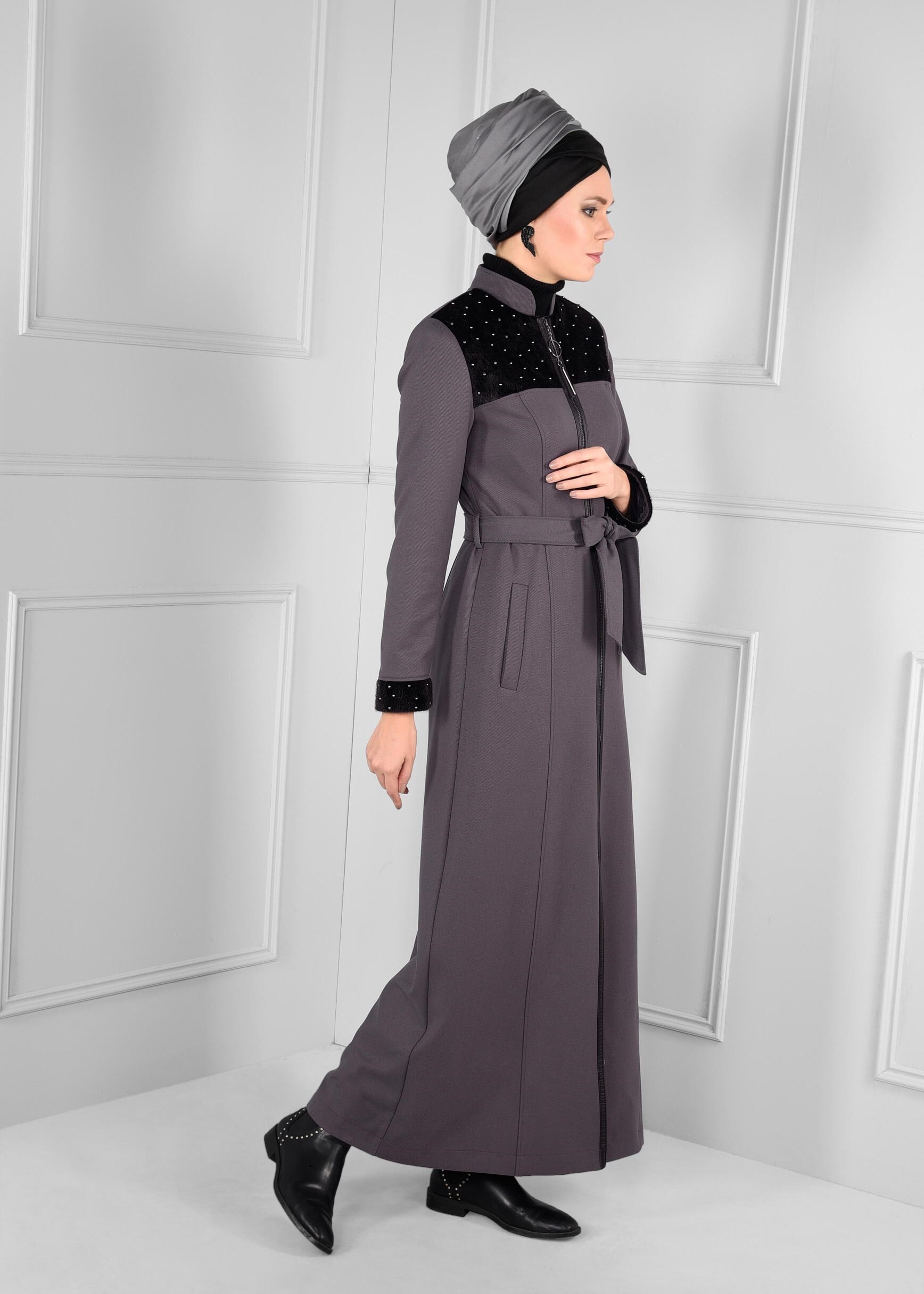 Tesettür giyim GRİ KÜRKLÜ BONCUK İŞLEMELİ KUŞAKLI MANTO 9715