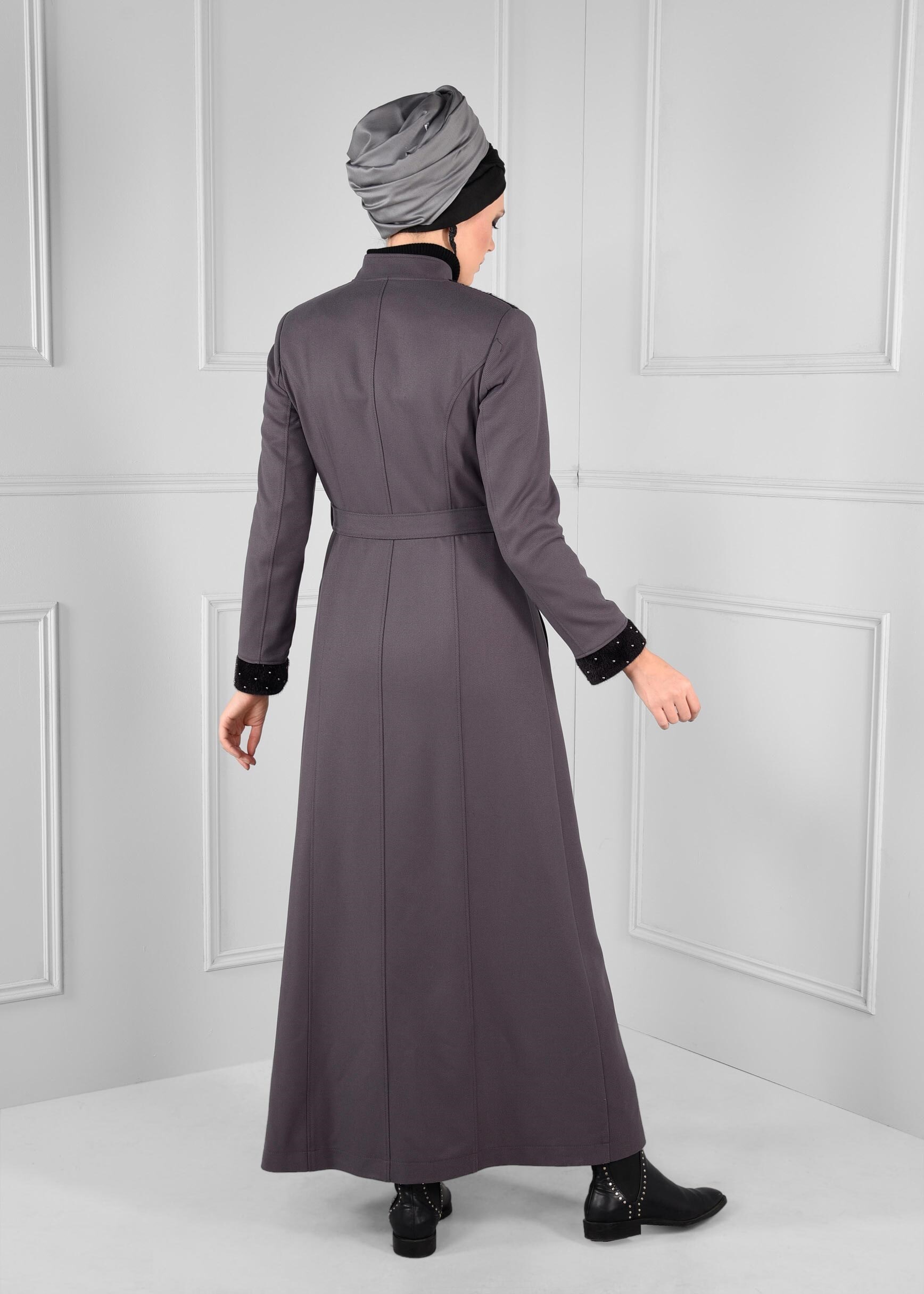 Tesettür giyim GRİ KÜRKLÜ BONCUK İŞLEMELİ KUŞAKLI MANTO 9715