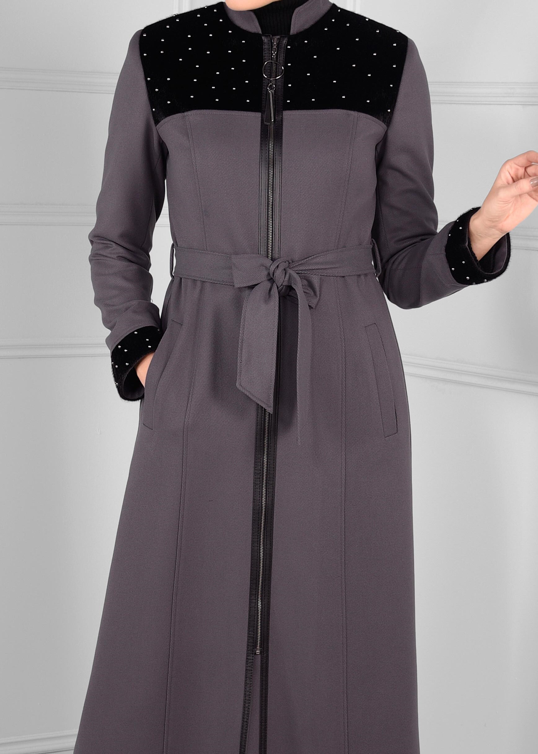 Tesettür giyim GRİ KÜRKLÜ BONCUK İŞLEMELİ KUŞAKLI MANTO 9715