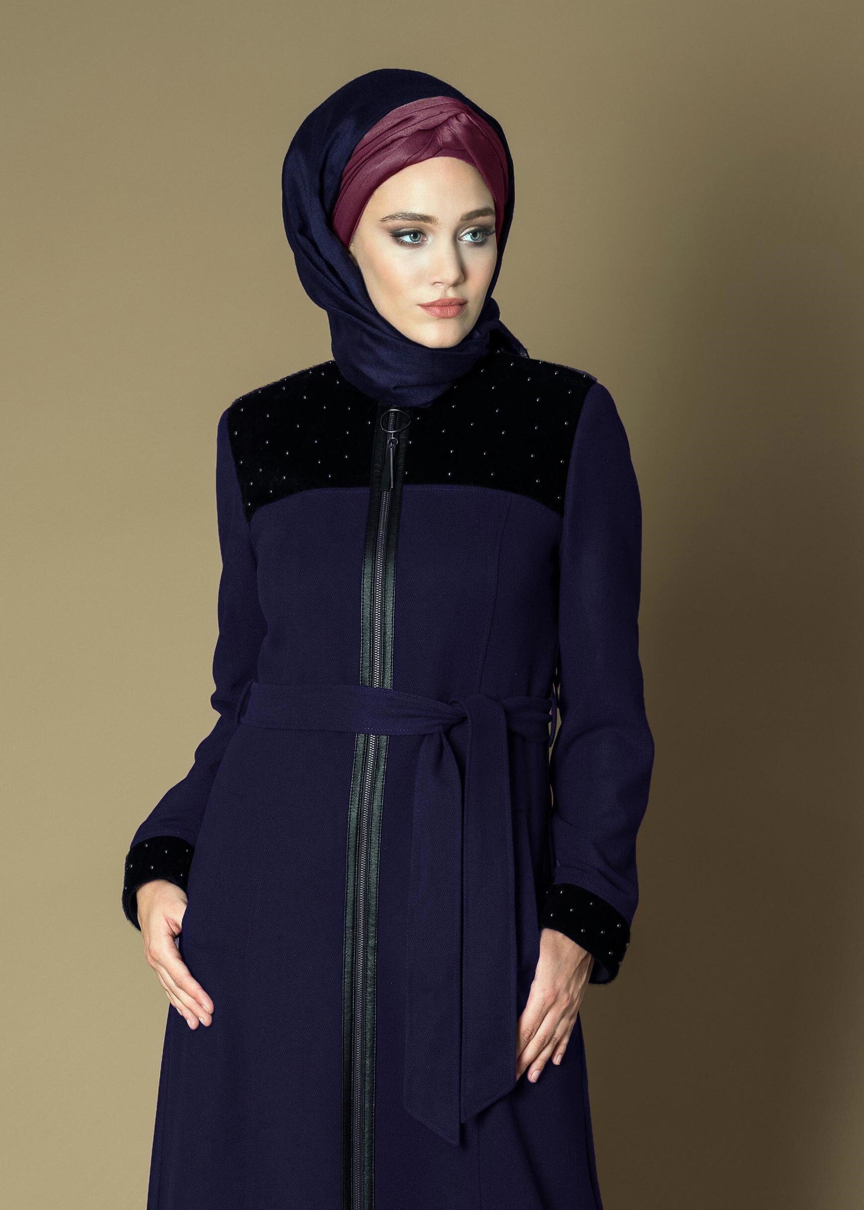 Tesettür giyim LACİVERT KÜRKLÜ BONCUK İŞLEMELİ KUŞAKLI MANTO 9715