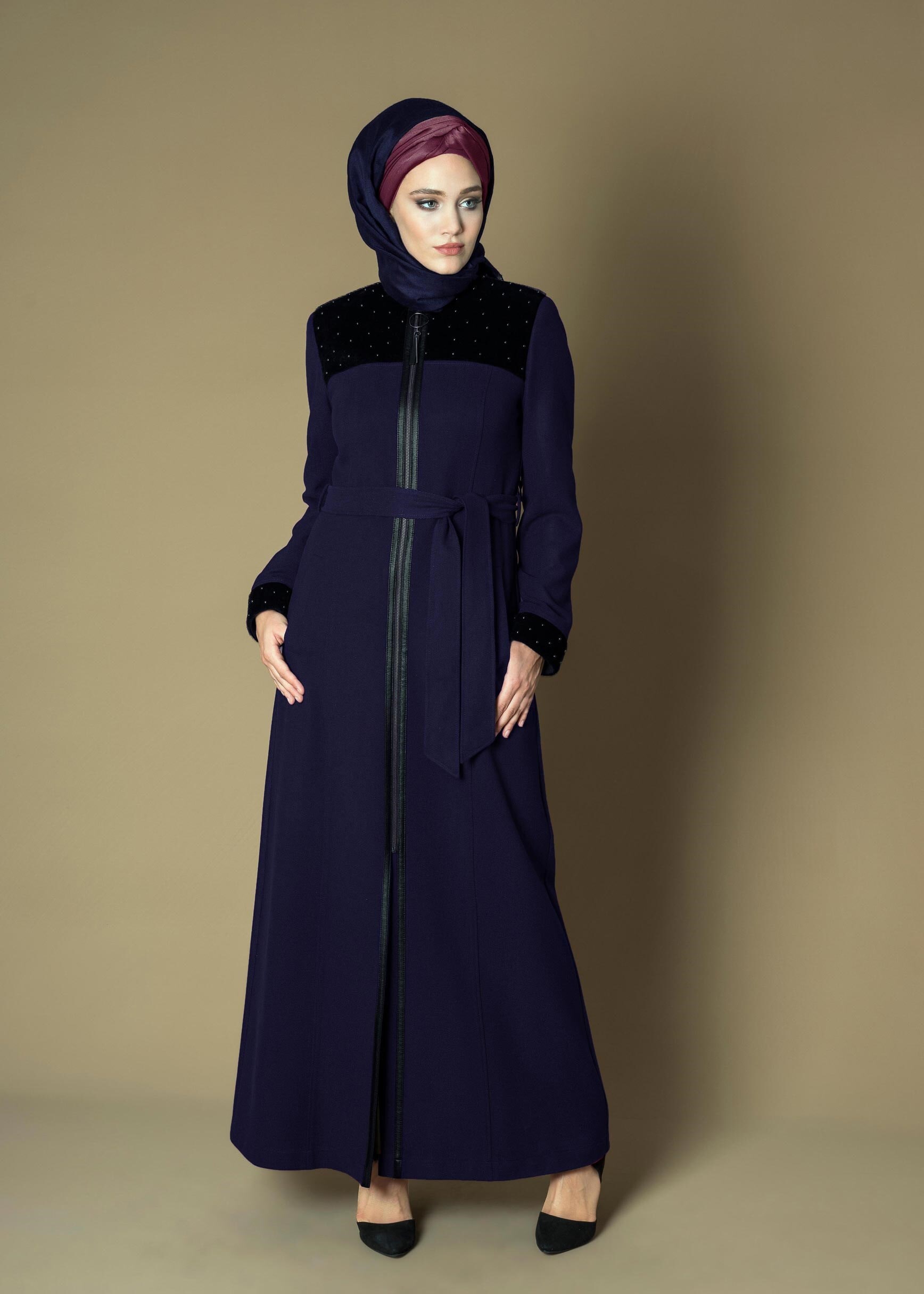 Tesettür giyim LACİVERT KÜRKLÜ BONCUK İŞLEMELİ KUŞAKLI MANTO 9715