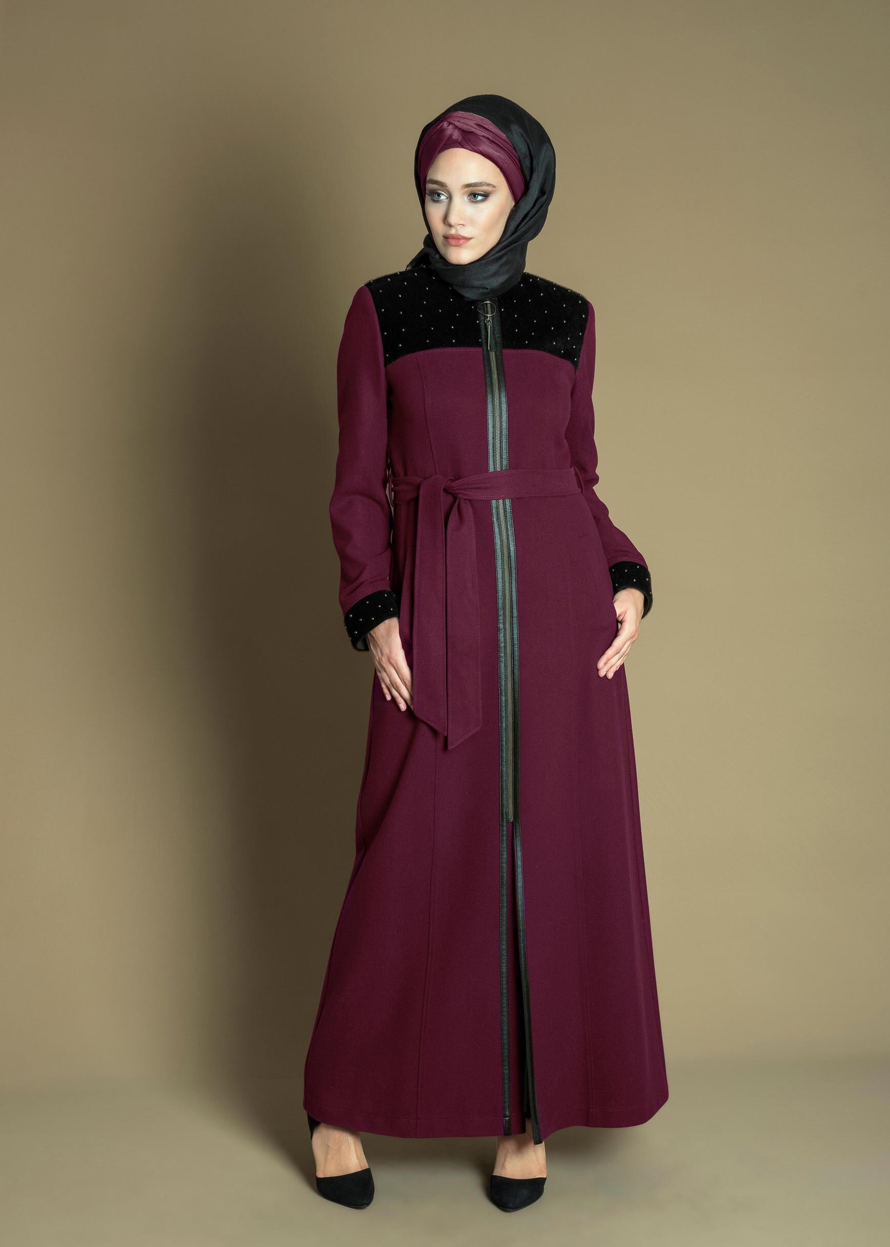 Tesettür giyim MÜRDÜM KÜRKLÜ BONCUK İŞLEMELİ KUŞAKLI MANTO 9715