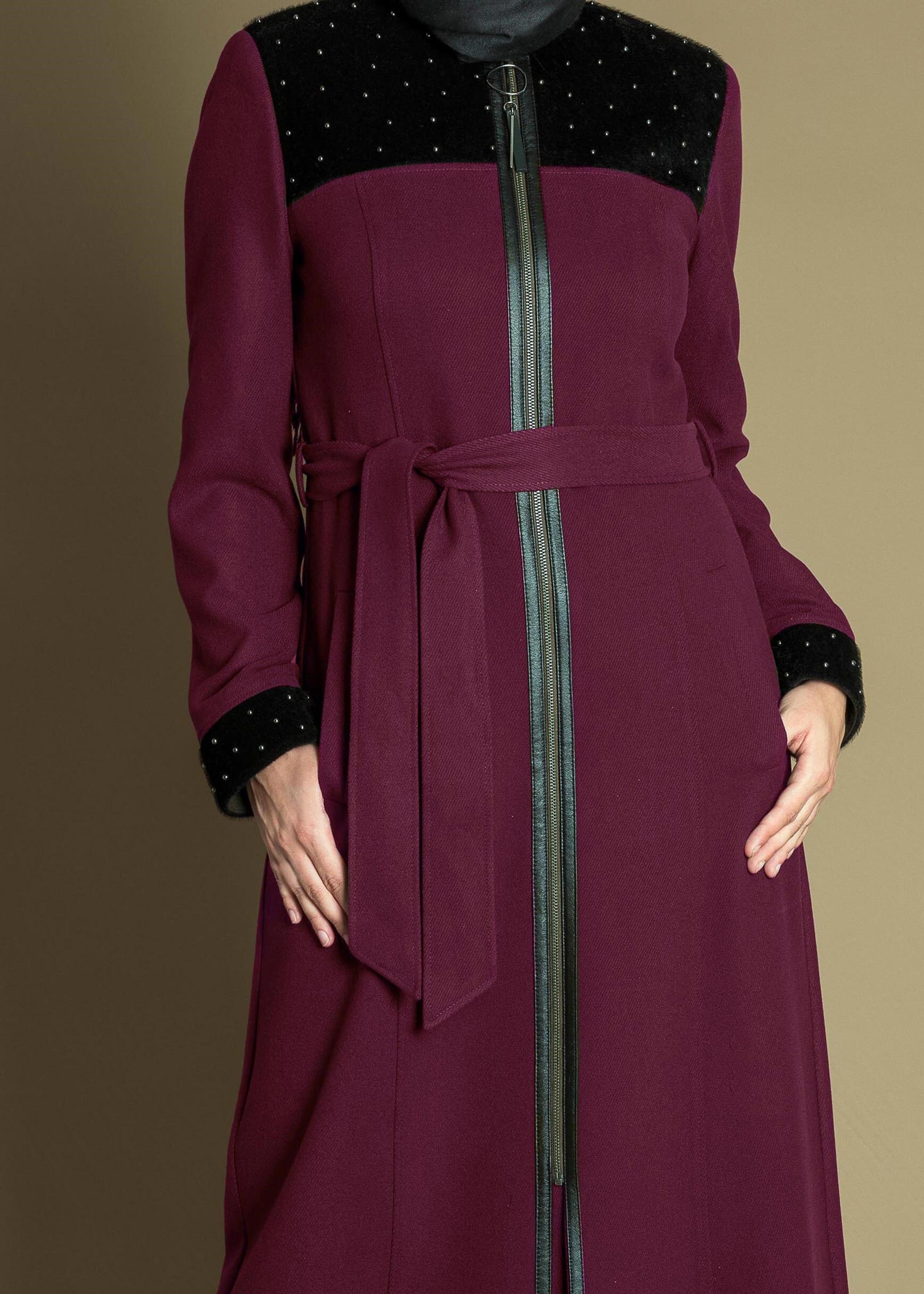 Tesettür giyim MÜRDÜM KÜRKLÜ BONCUK İŞLEMELİ KUŞAKLI MANTO 9715