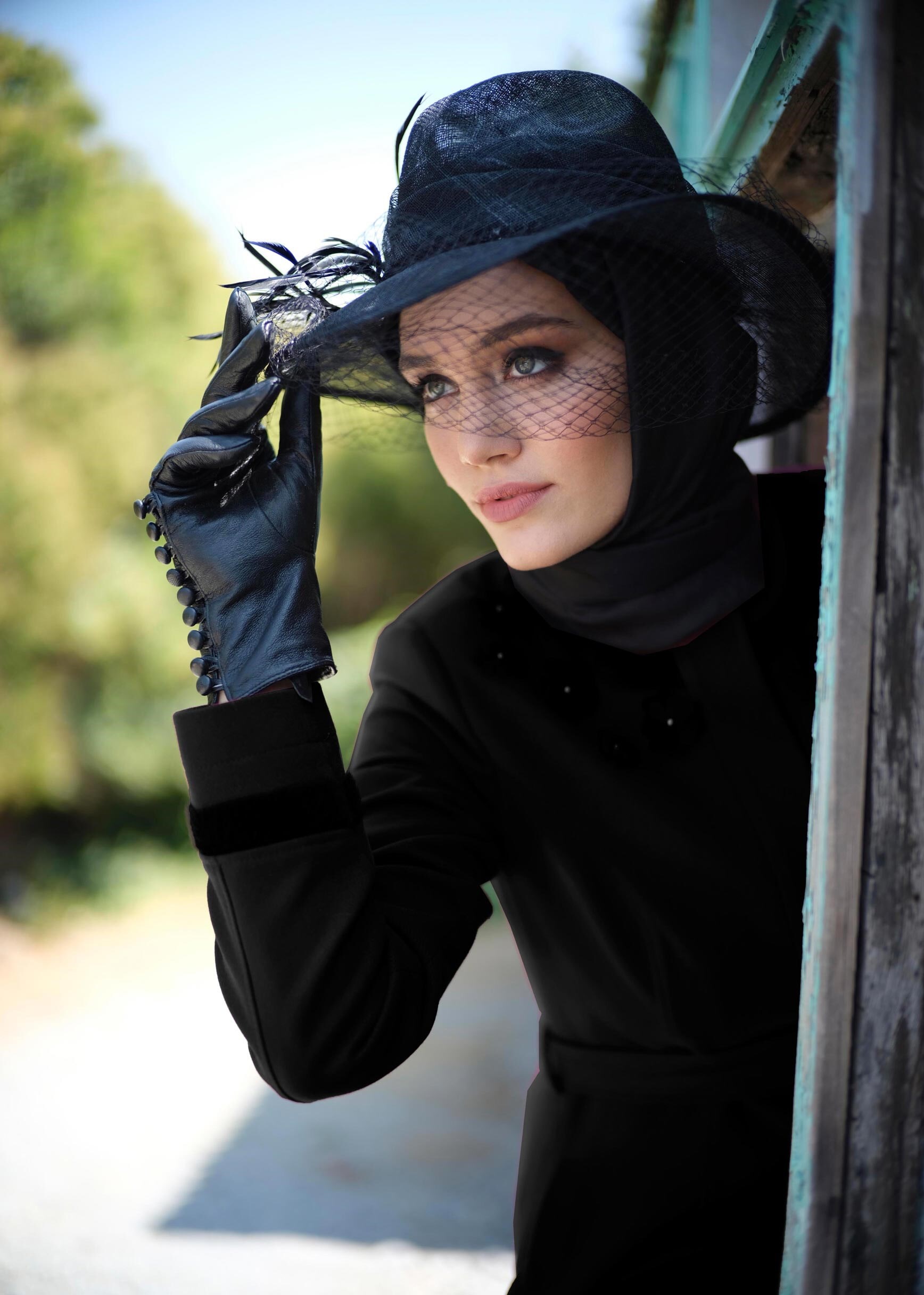 Tesettür giyim SİYAH ÜÇ BOYUT ÇİÇEK İŞLEMELİ GİZLİ DÜĞMELİ MANTO 9716 