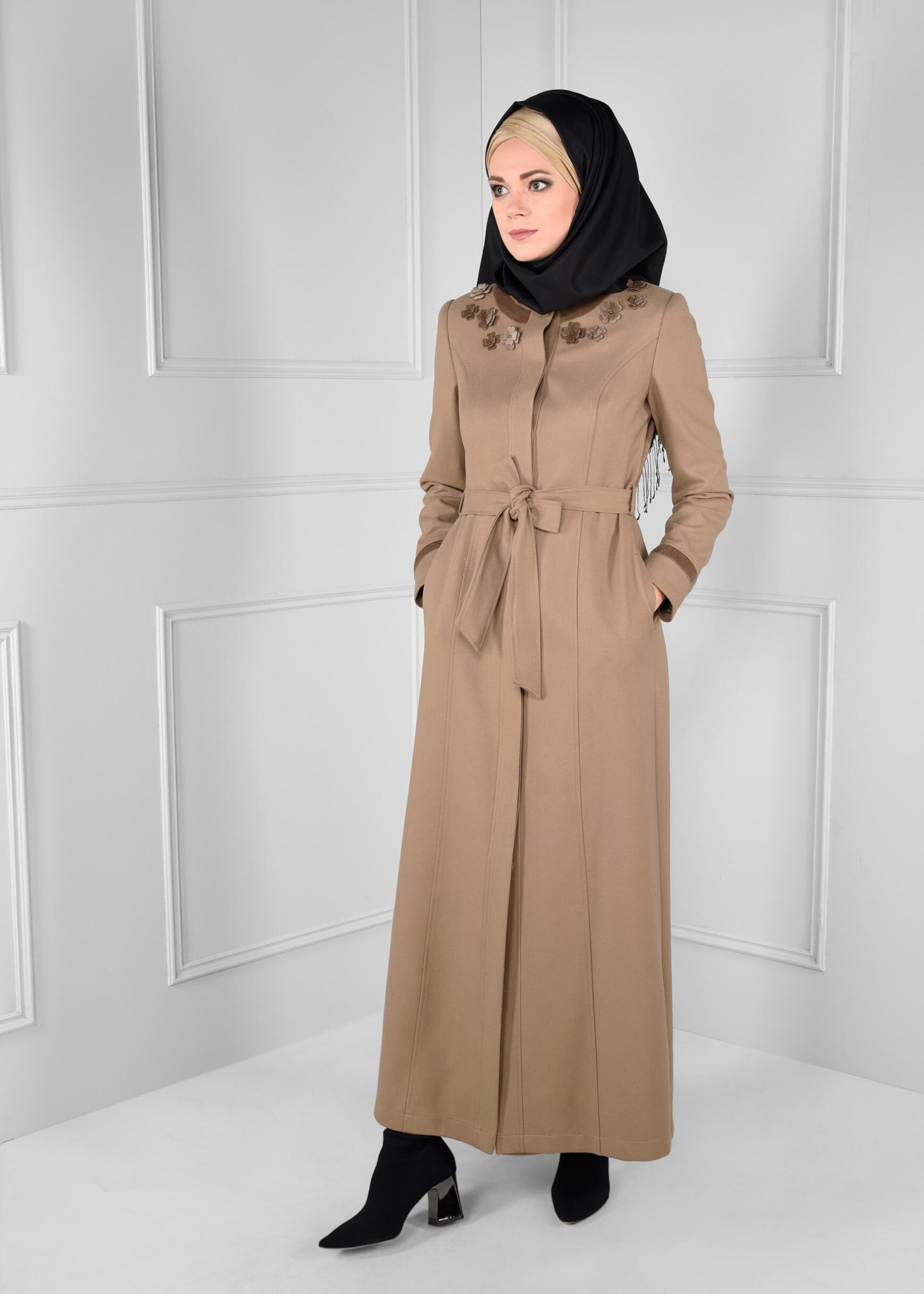 Tesettür giyim BEJ ÜÇ BOYUT ÇİÇEK İŞLEMELİ GİZLİ DÜĞMELİ MANTO 9716 