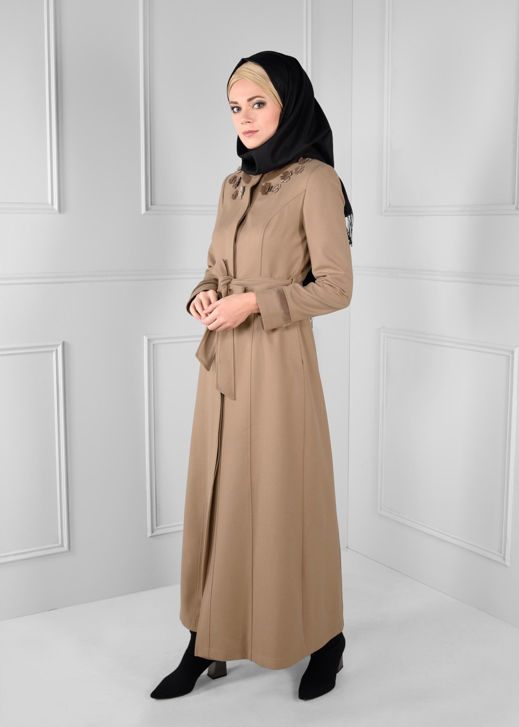 Tesettür giyim BEJ ÜÇ BOYUT ÇİÇEK İŞLEMELİ GİZLİ DÜĞMELİ MANTO 9716 