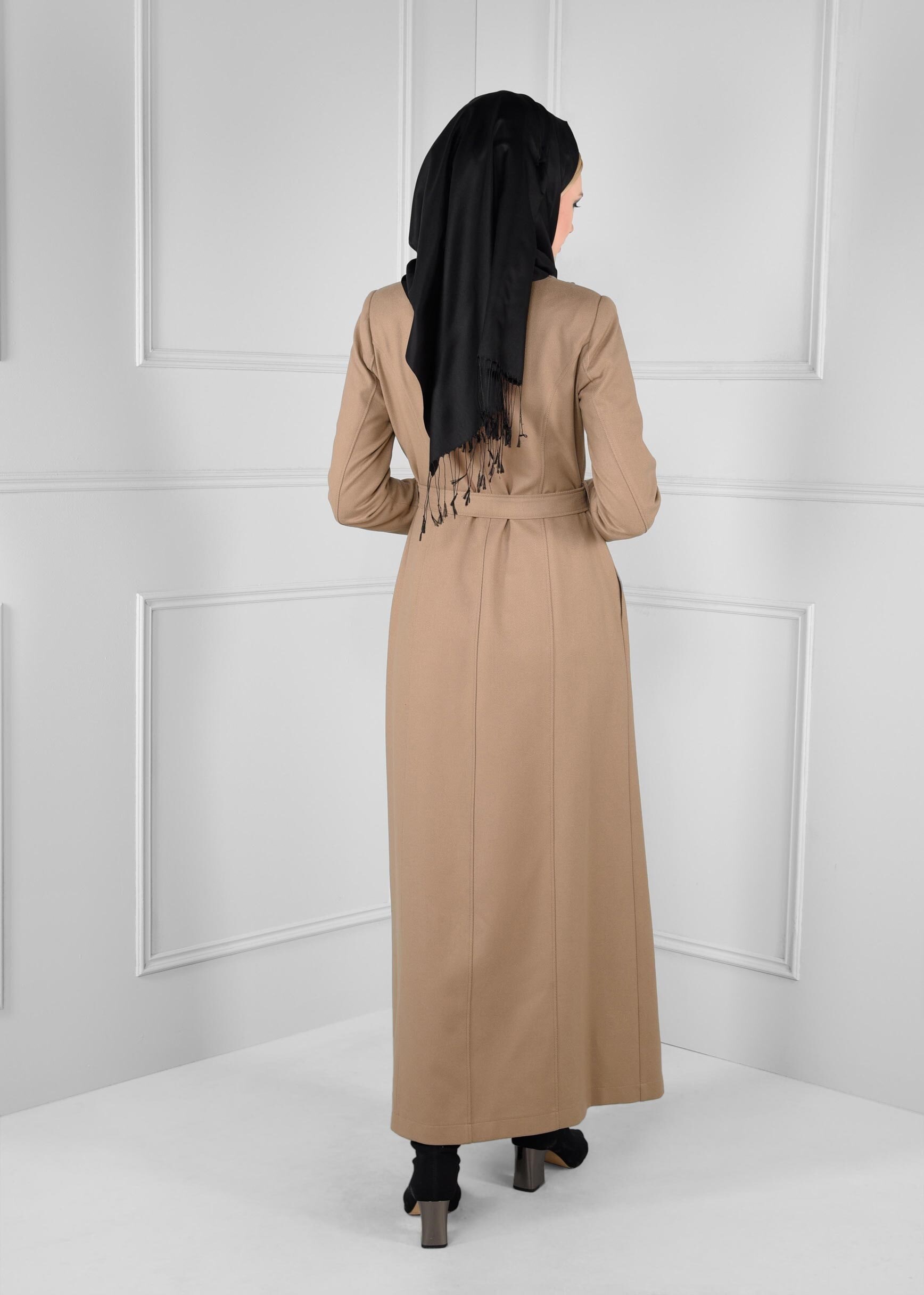 Tesettür giyim BEJ ÜÇ BOYUT ÇİÇEK İŞLEMELİ GİZLİ DÜĞMELİ MANTO 9716 