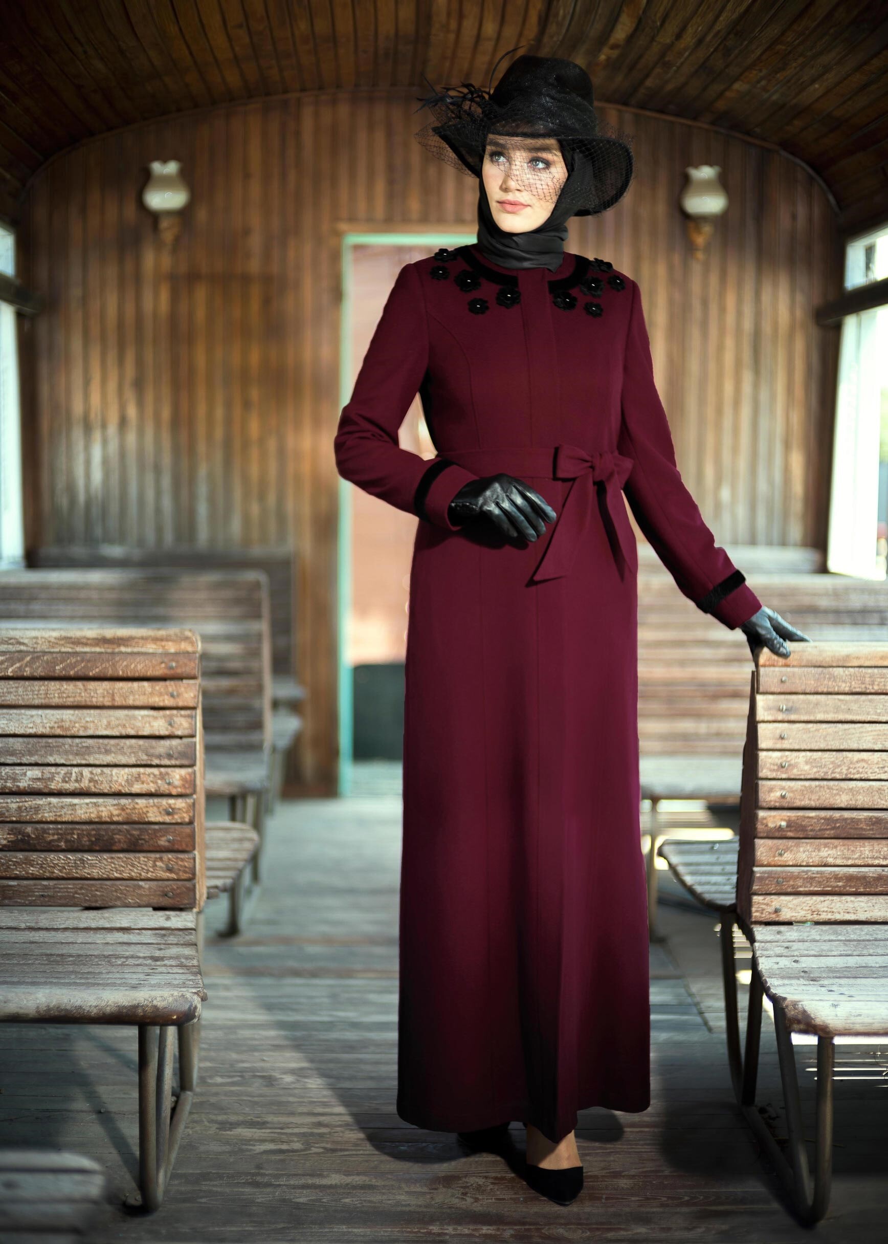 Tesettür giyim BORDO ÜÇ BOYUT ÇİÇEK İŞLEMELİ GİZLİ DÜĞMELİ MANTO 9716 