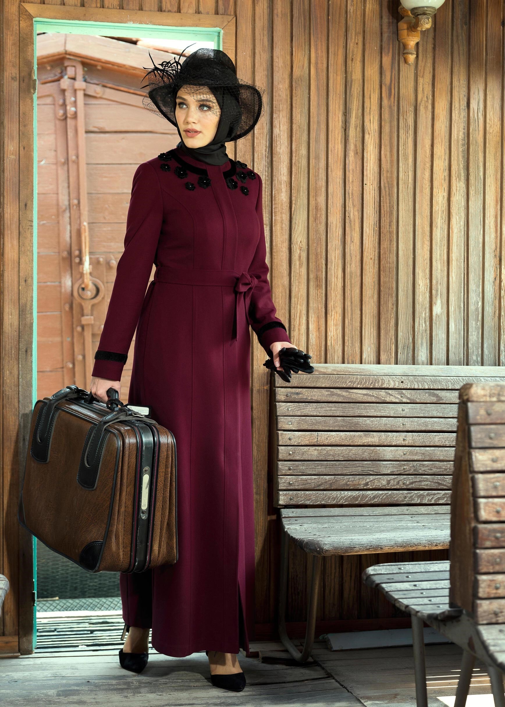 Tesettür giyim BORDO ÜÇ BOYUT ÇİÇEK İŞLEMELİ GİZLİ DÜĞMELİ MANTO 9716 