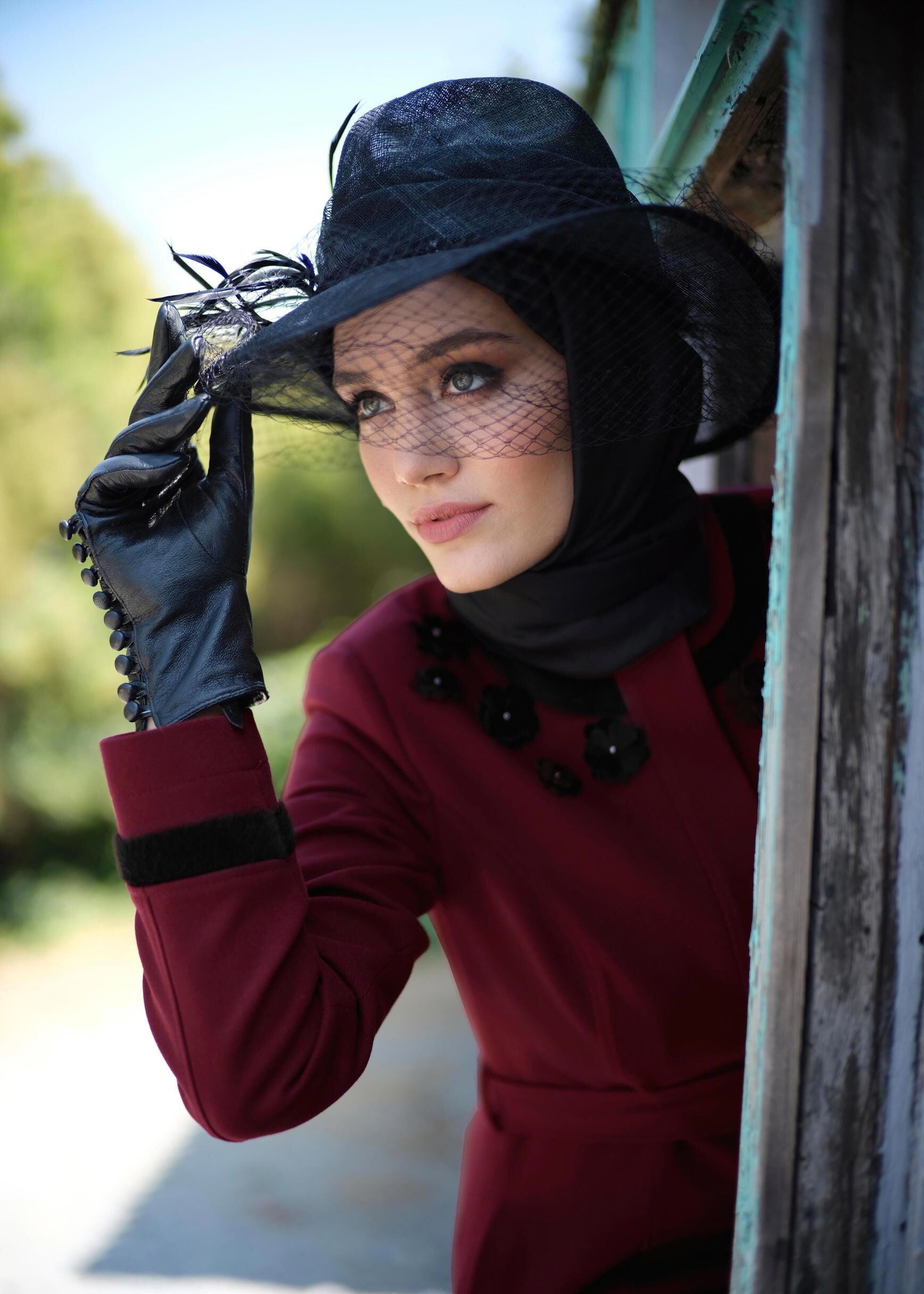 Tesettür giyim BORDO ÜÇ BOYUT ÇİÇEK İŞLEMELİ GİZLİ DÜĞMELİ MANTO 9716 