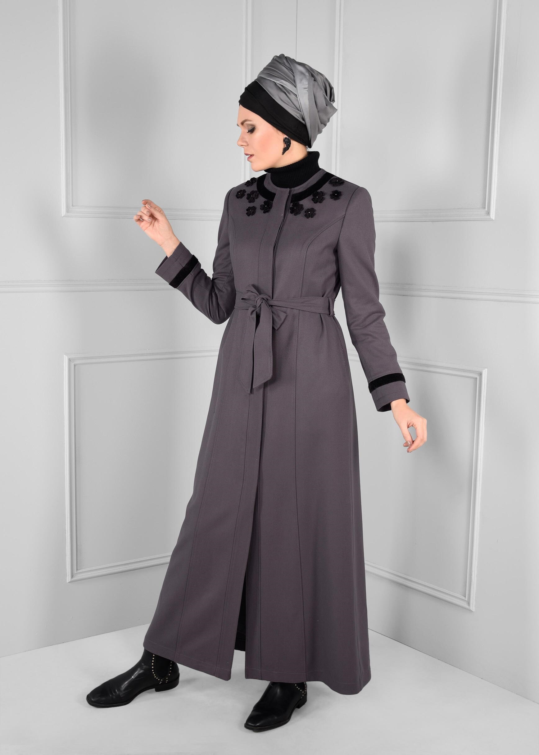 Tesettür giyim GRİ ÜÇ BOYUT ÇİÇEK İŞLEMELİ GİZLİ DÜĞMELİ MANTO 9716 