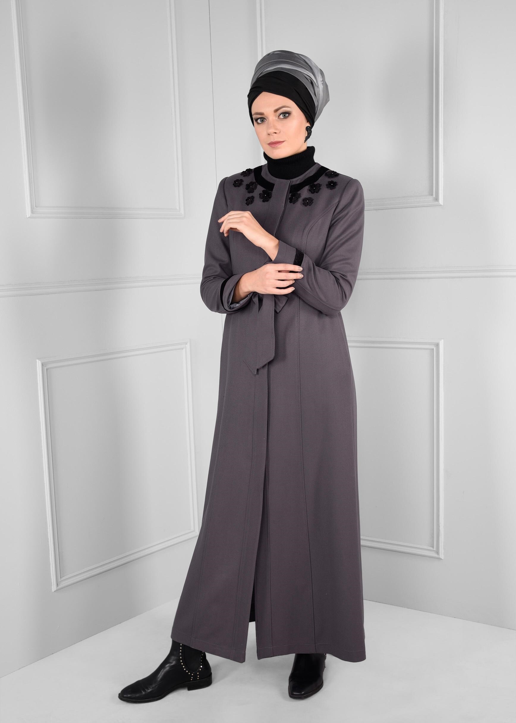 Tesettür giyim GRİ ÜÇ BOYUT ÇİÇEK İŞLEMELİ GİZLİ DÜĞMELİ MANTO 9716 