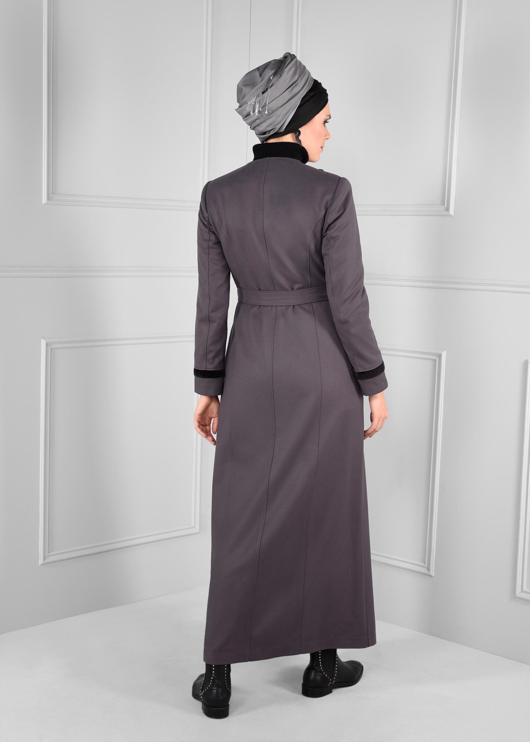 Tesettür giyim GRİ ÜÇ BOYUT ÇİÇEK İŞLEMELİ GİZLİ DÜĞMELİ MANTO 9716 