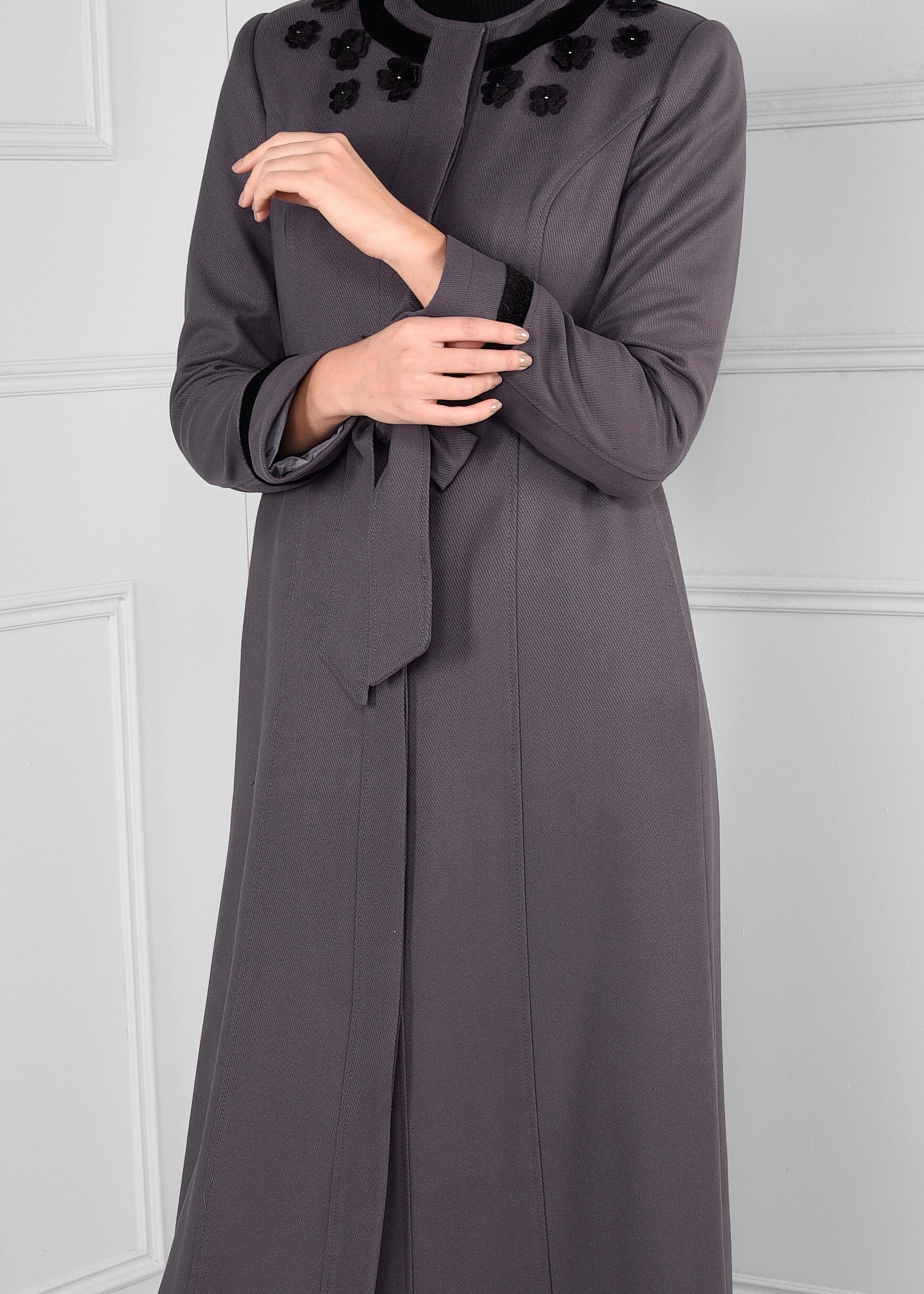 Tesettür giyim GRİ ÜÇ BOYUT ÇİÇEK İŞLEMELİ GİZLİ DÜĞMELİ MANTO 9716 