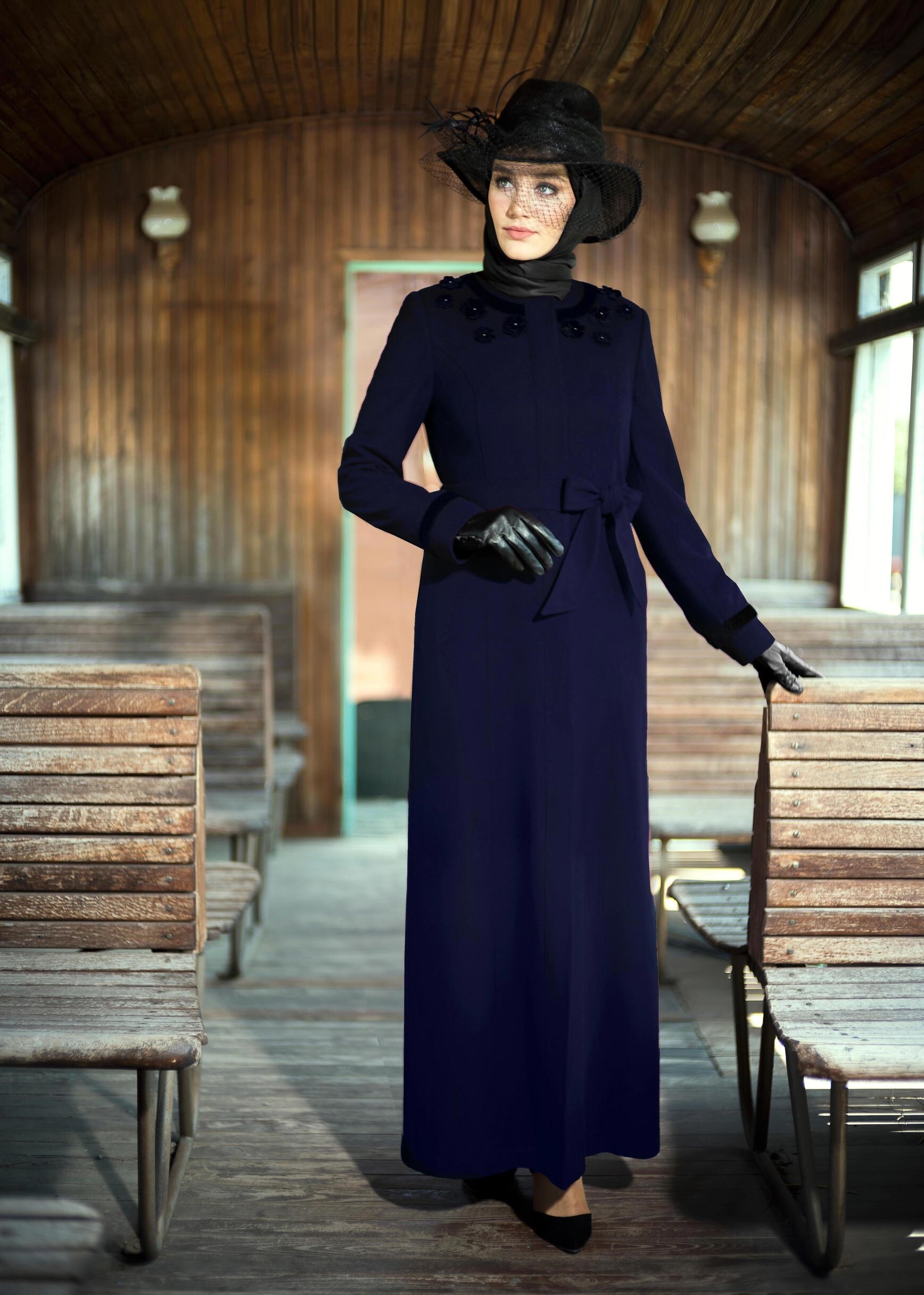 Tesettür giyim LACİVERT ÜÇ BOYUT ÇİÇEK İŞLEMELİ GİZLİ DÜĞMELİ MANTO 9716 