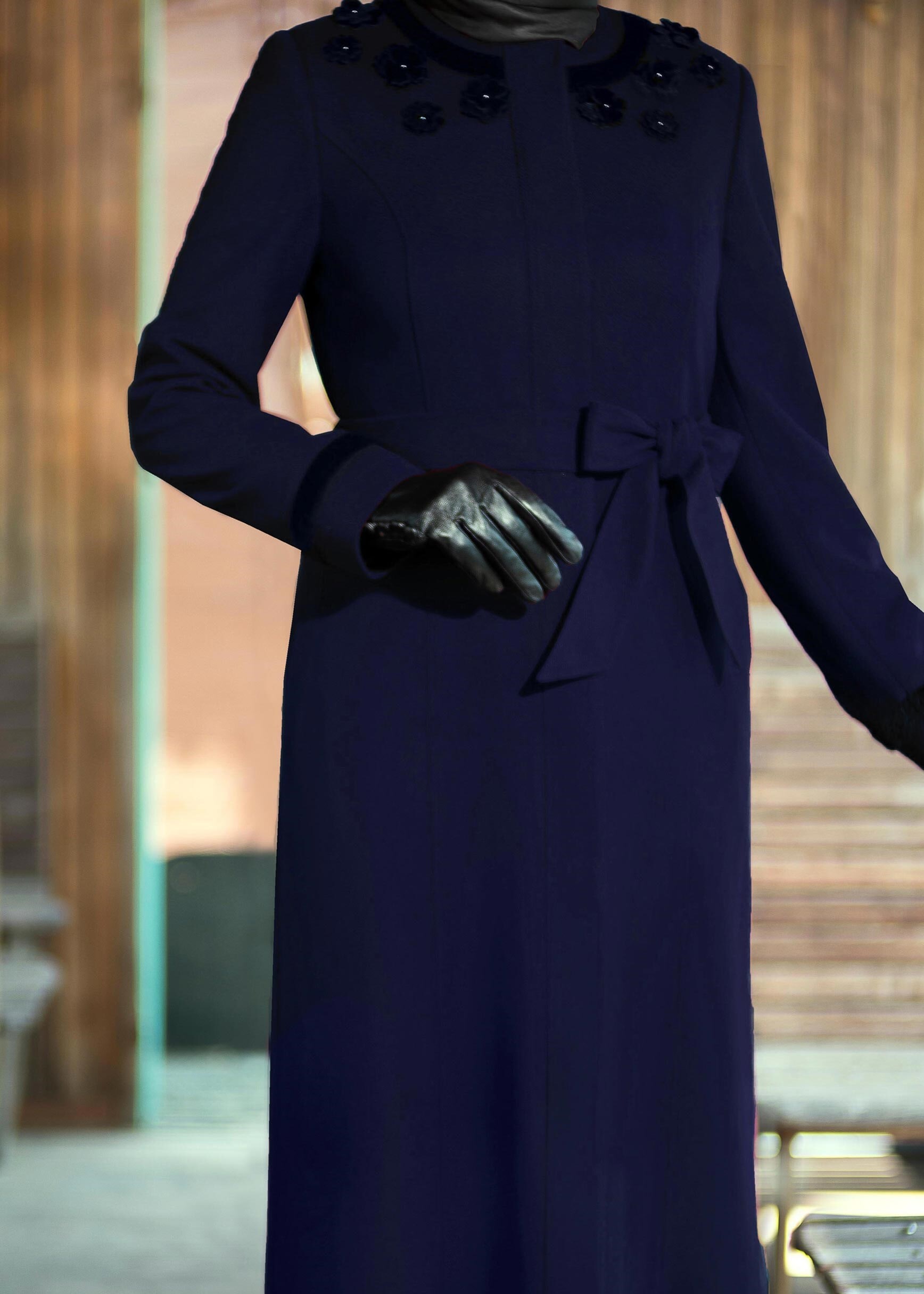 Tesettür giyim LACİVERT ÜÇ BOYUT ÇİÇEK İŞLEMELİ GİZLİ DÜĞMELİ MANTO 9716 