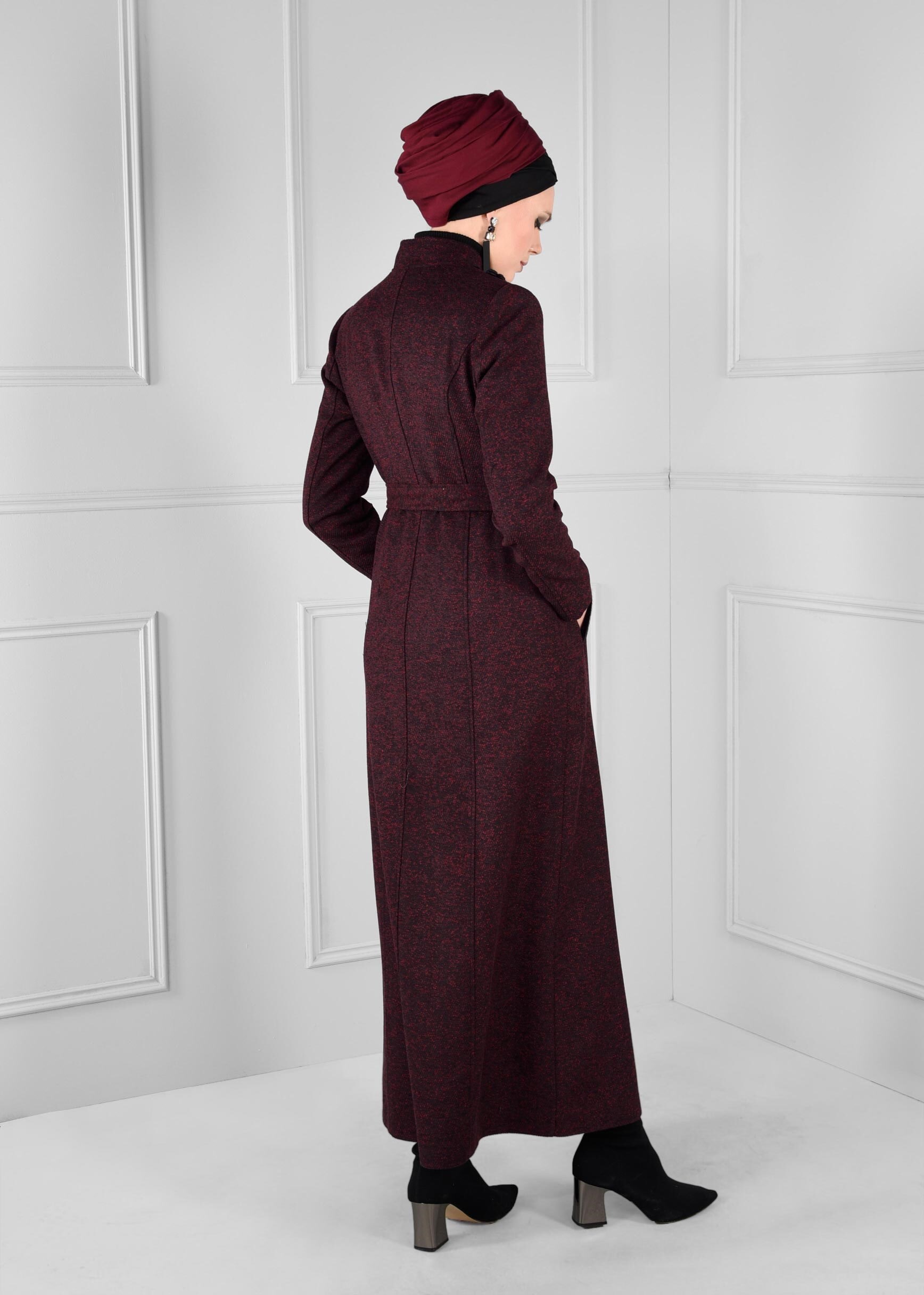 Tesettür giyim SİYAH ÜÇ BOYUTLU ÇİÇEK DESENLİ BELİ KUŞAKLI MANTO 9717