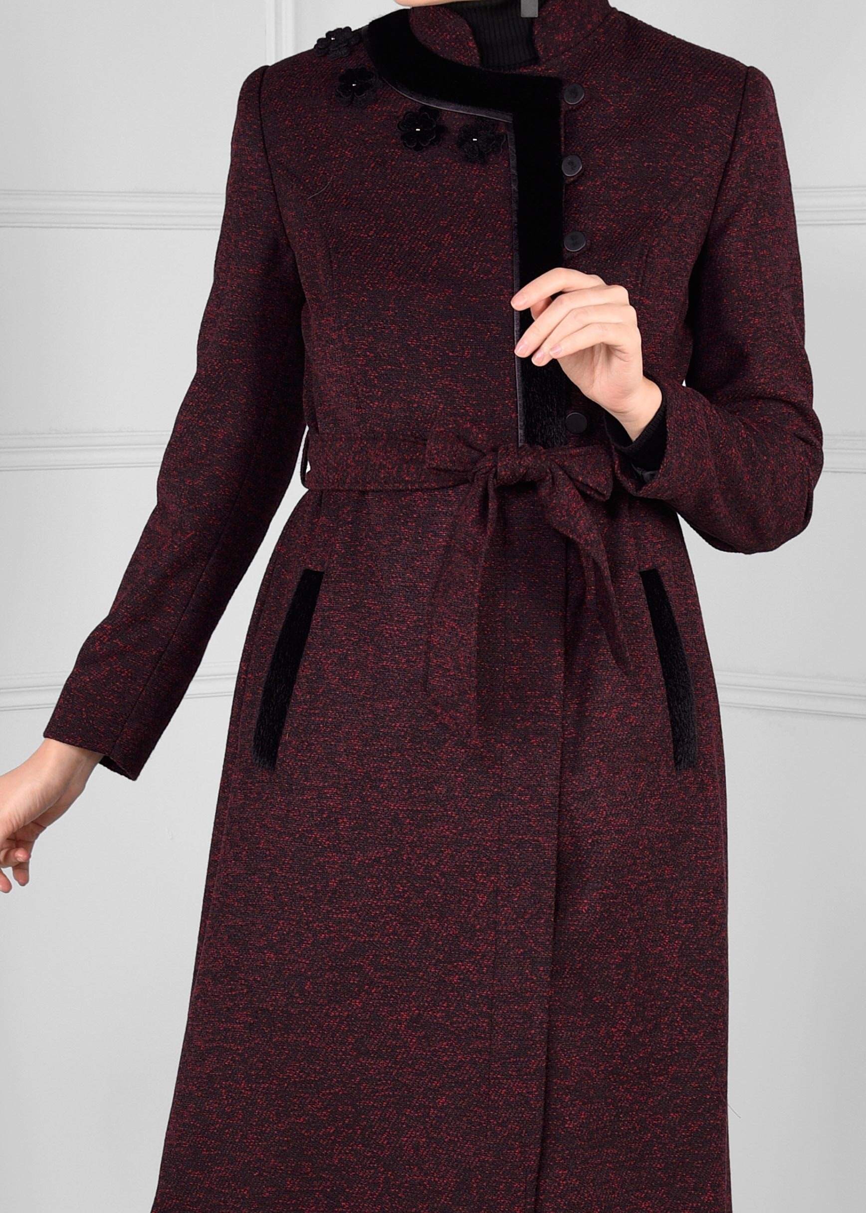 Tesettür giyim SİYAH ÜÇ BOYUTLU ÇİÇEK DESENLİ BELİ KUŞAKLI MANTO 9717