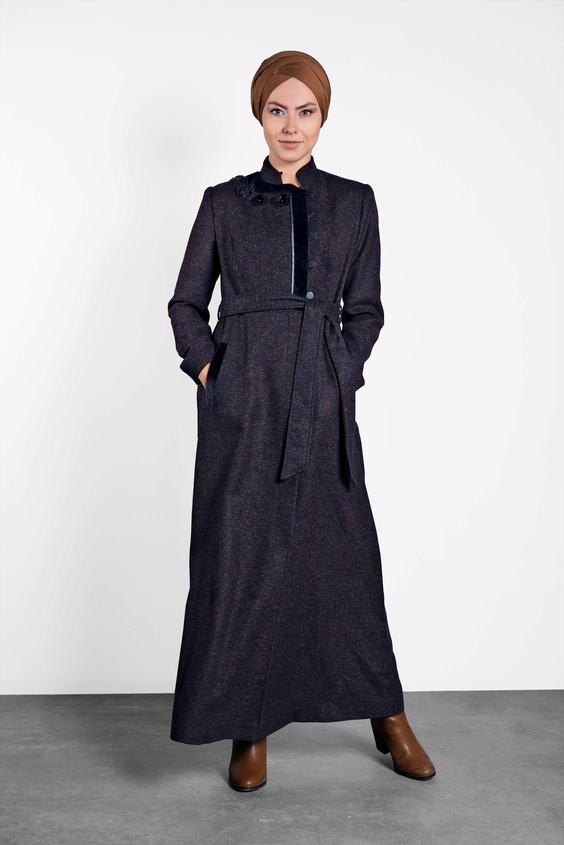 Tesettür giyim LACİVERT ÜÇ BOYUTLU ÇİÇEK DESENLİ BELİ KUŞAKLI MANTO 9717