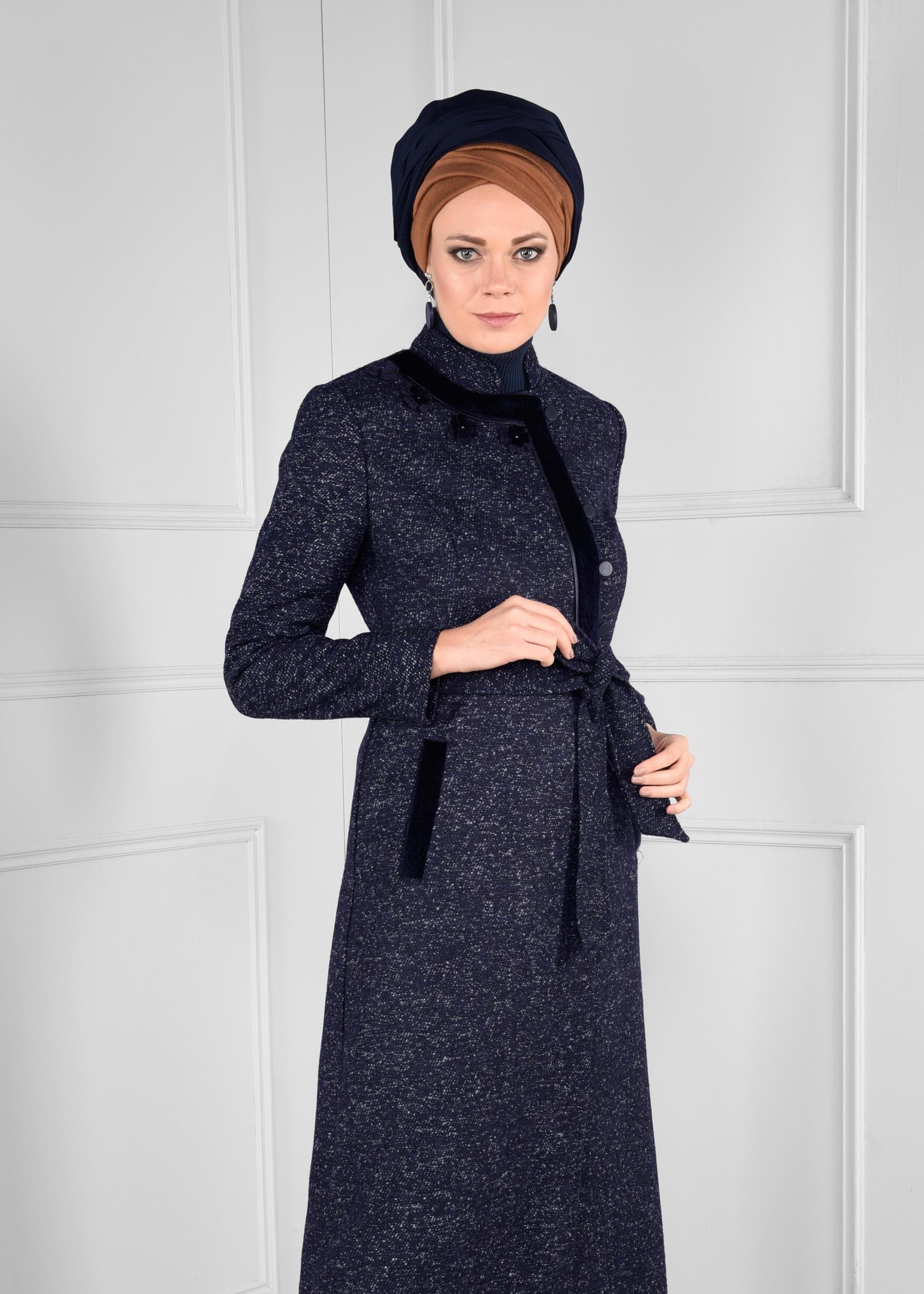 Tesettür giyim LACİVERT ÜÇ BOYUTLU ÇİÇEK DESENLİ BELİ KUŞAKLI MANTO 9717