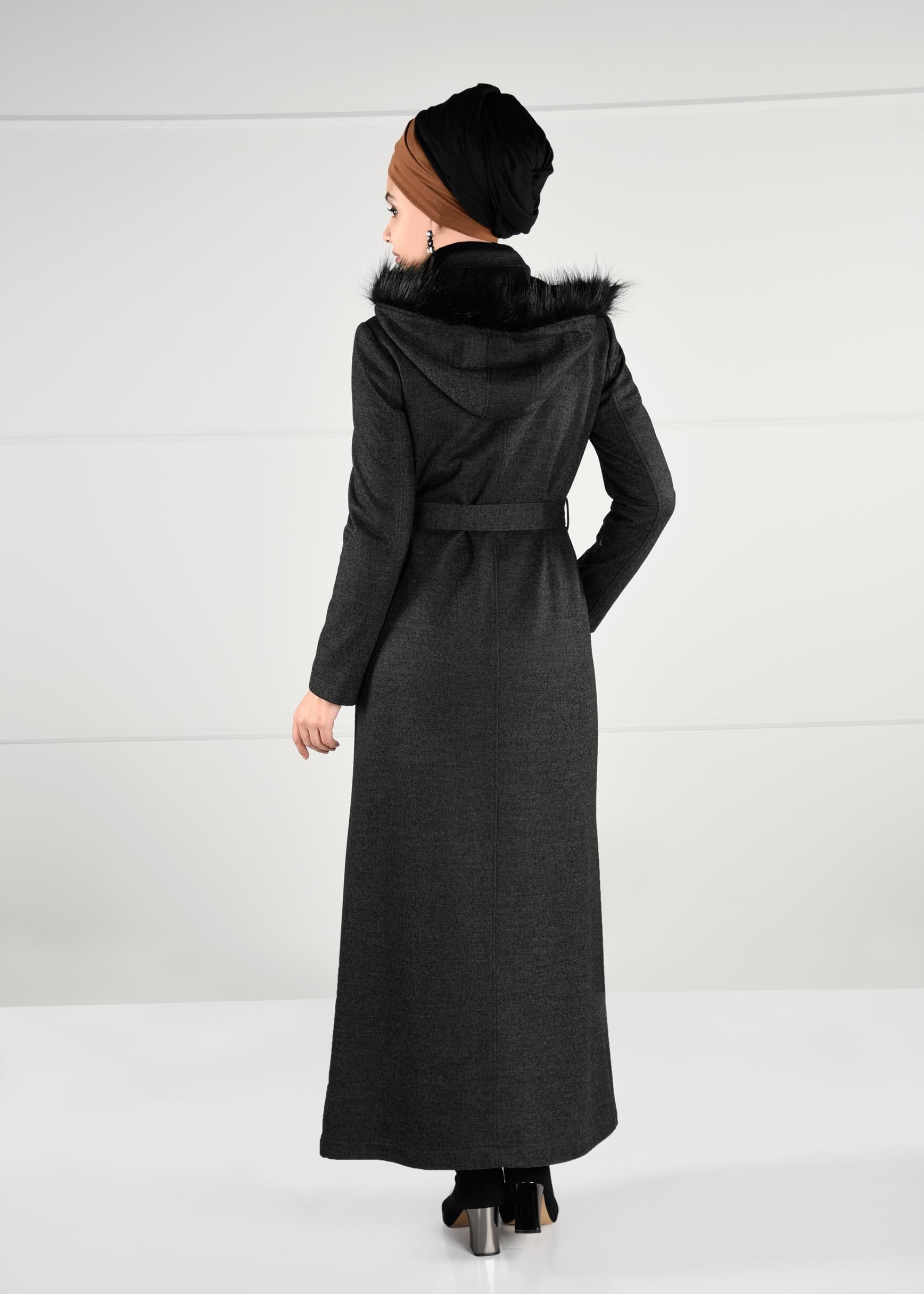 Tesettür giyim GRİ KAPÜŞONLU GİZLİ DÜĞMELİ KUŞAKLI MANTO 9720