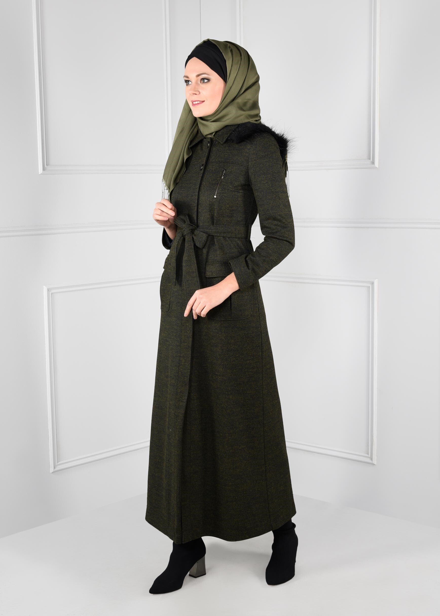 Tesettür giyim YEŞİL KAPÜŞONLU GİZLİ DÜĞMELİ KUŞAKLI MANTO 9720