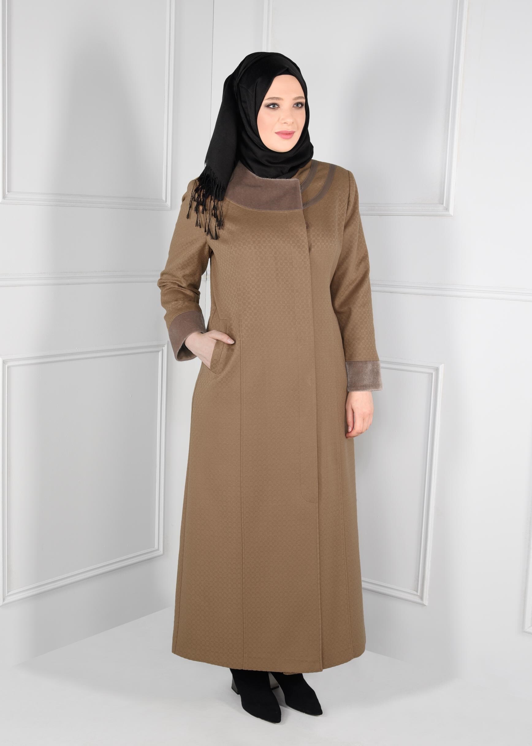 Tesettür giyim KAHVE KRUVAZE KÜRK DETAYLI CEPLİ MANTO 9724
