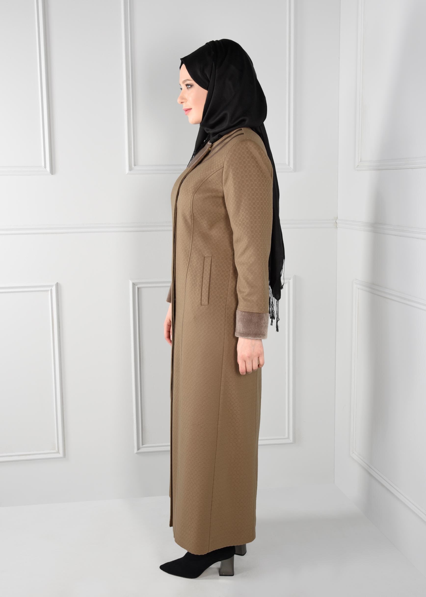 Tesettür giyim KAHVE KRUVAZE KÜRK DETAYLI CEPLİ MANTO 9724